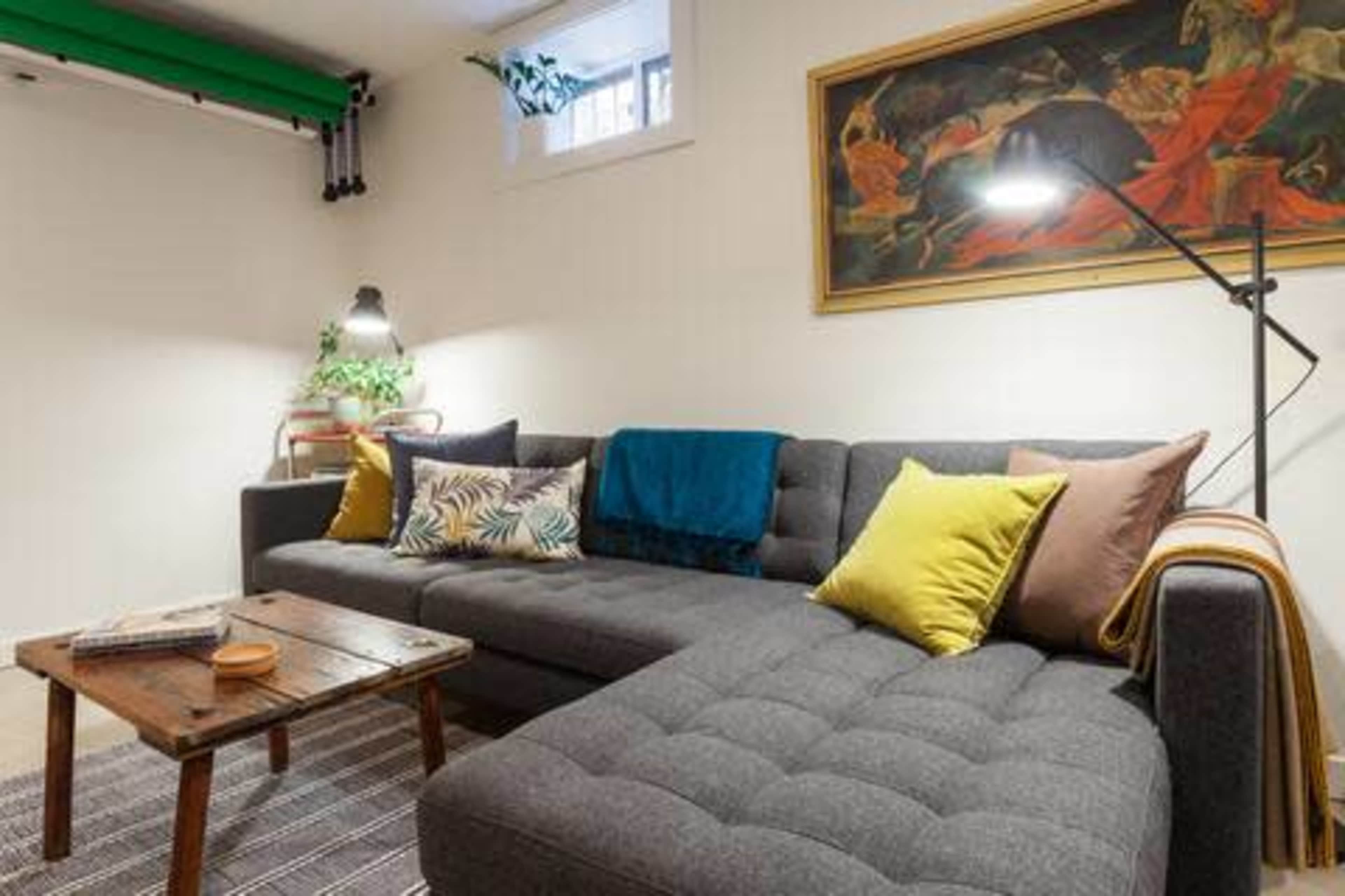 Urban Modern Apartment in Vintage Bungalow with Beautiful Garden Image in Northeast Portland, Portland, OR