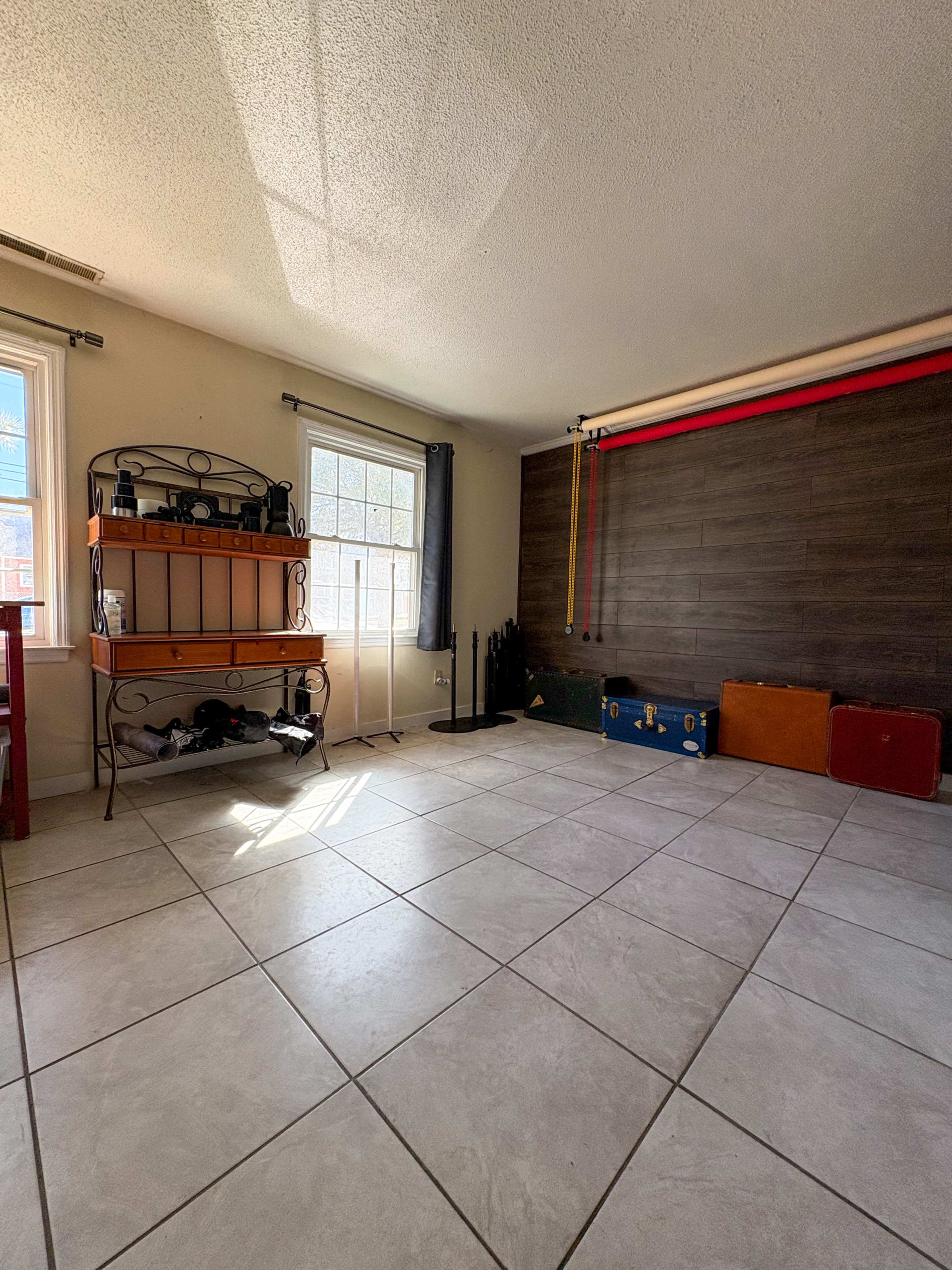 Downtown Mini Studio with Inlet access for Outdoor Photoshoots Image in Wagener Terrace, Charleston, SC