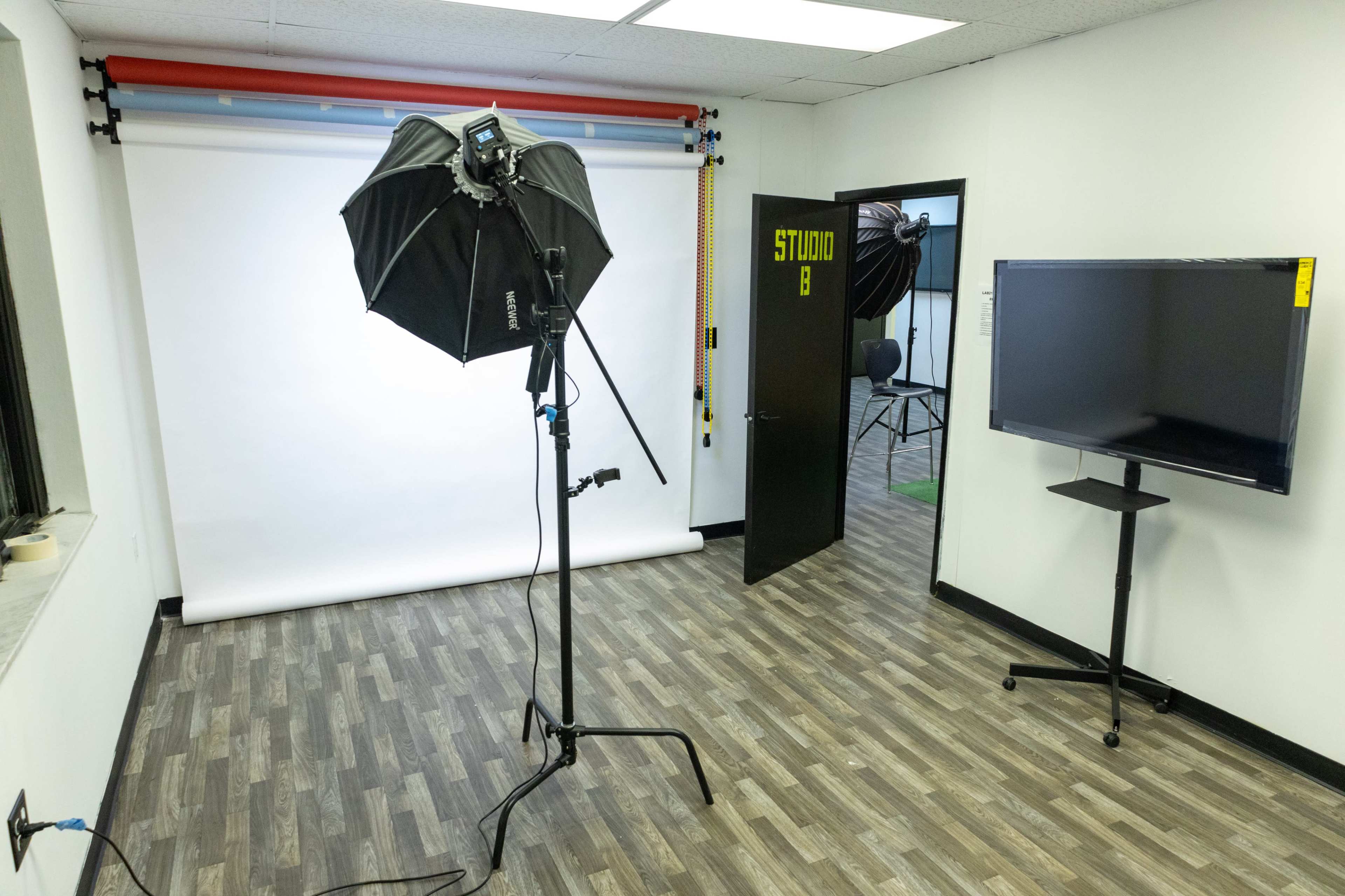 STUDIO B : Modern Creative Studio on Cleveland Westside – Backdrops, Pro Lighting & More! Image in Brooklyn Heights, Cleveland, OH