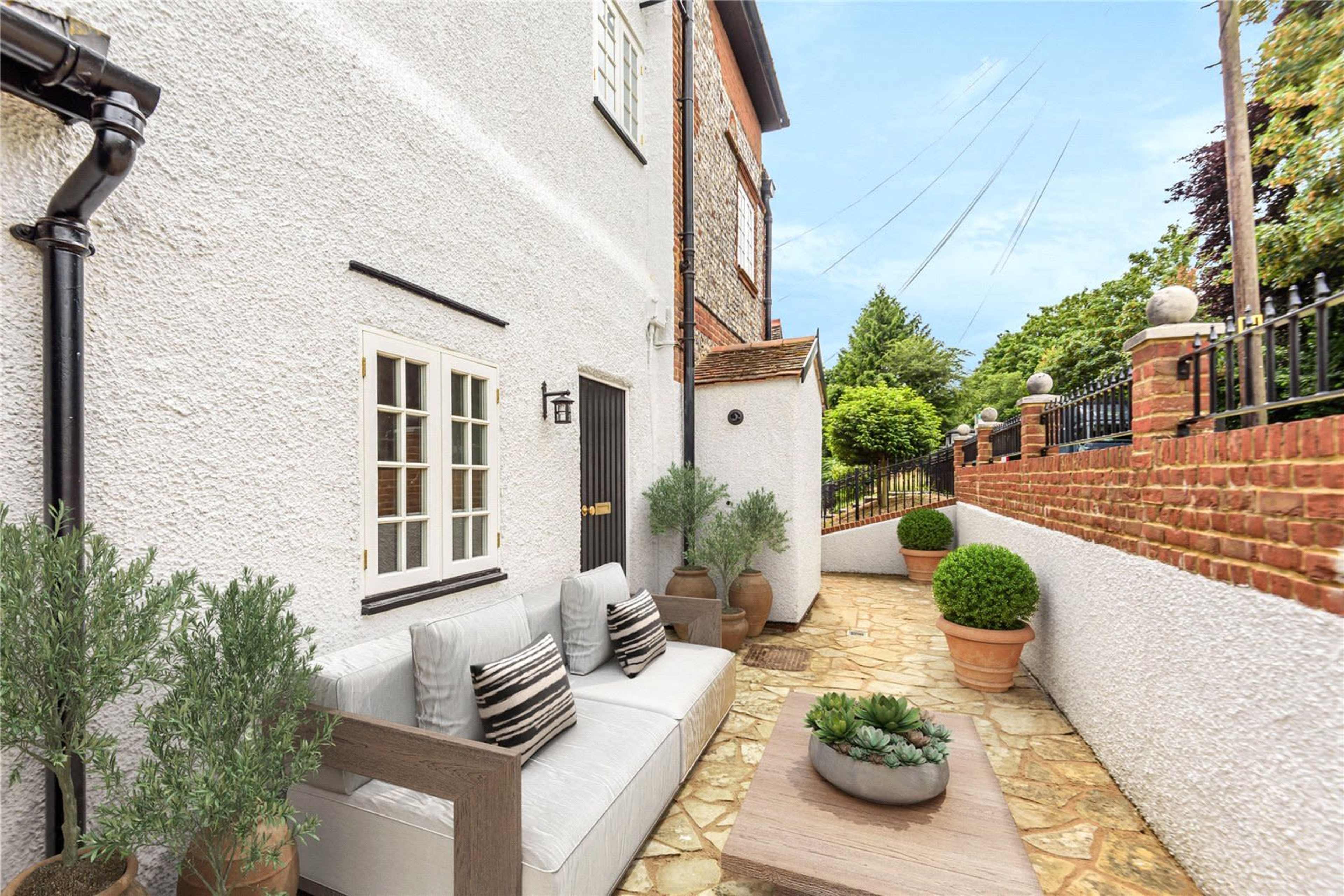 Historic townhouse. Stunning & spacious drawing room. Period features & Beautiful vaulted modern kitchen. Image in Marlow, Marlow, ENG