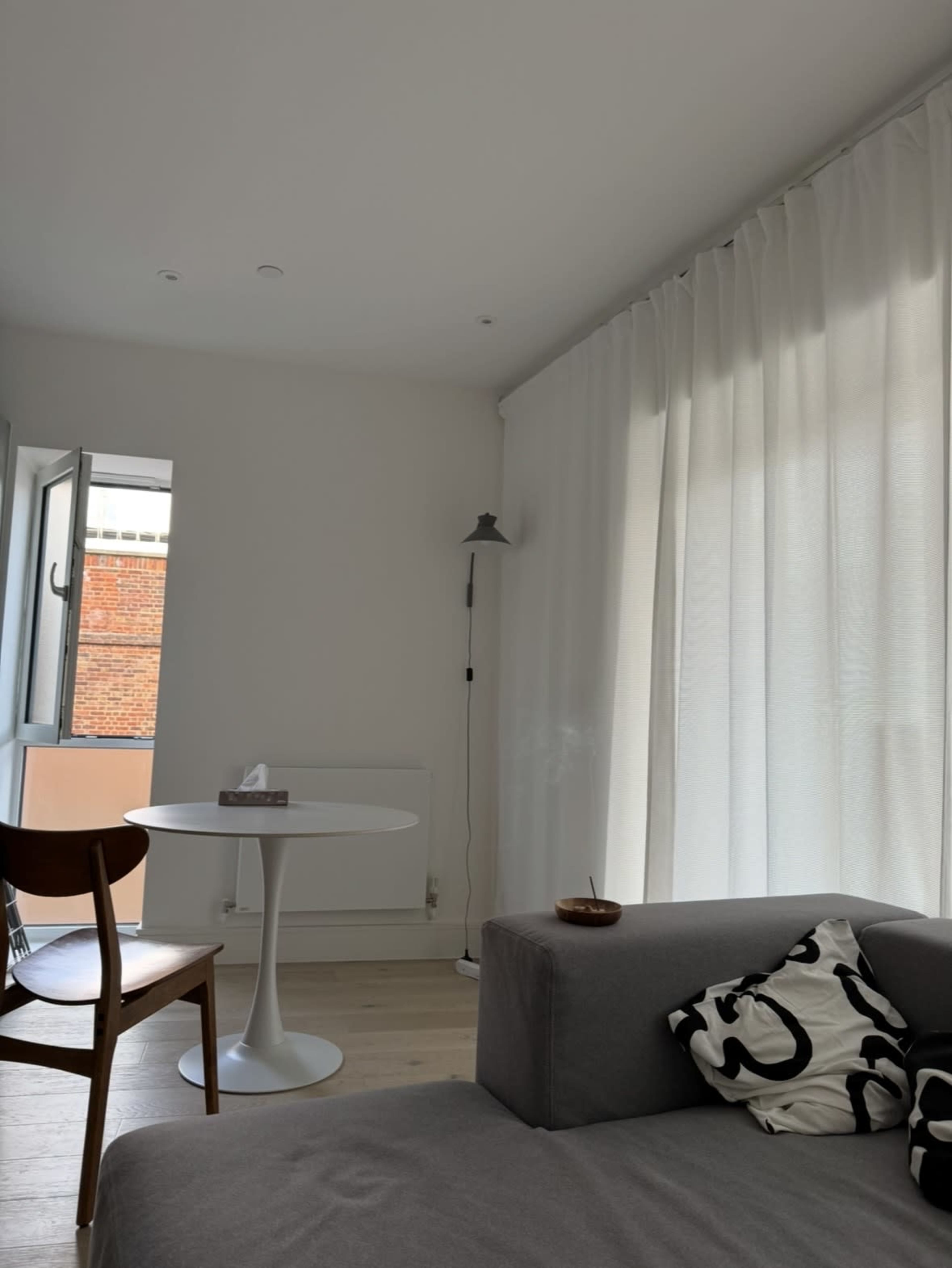 Cosy, minimalist zone 1 Apartment for small shoots with balcony access Image in London, London, ENG