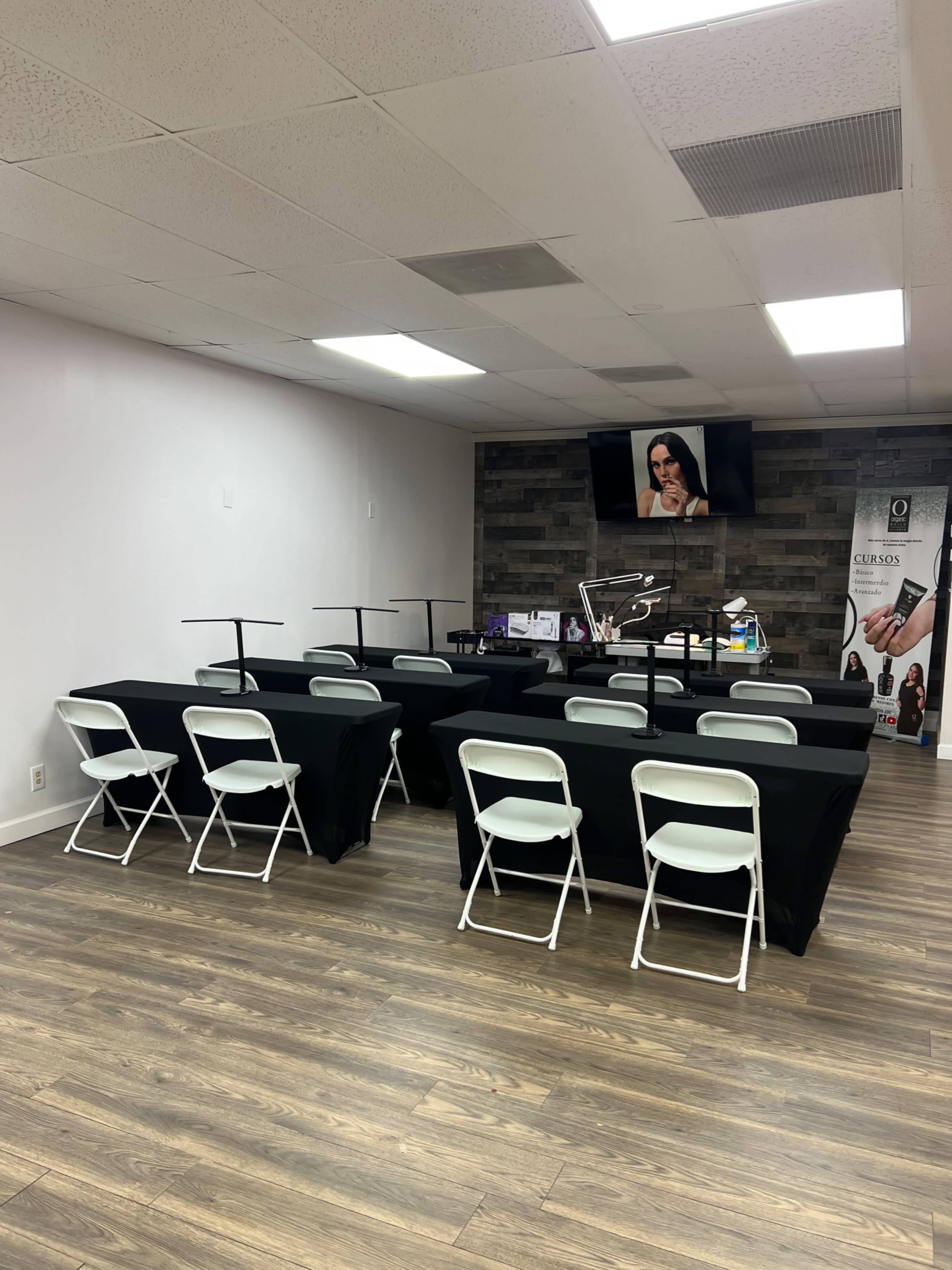 Bright & Versatile Studio on Holcomb Bridge – Ideal for Beauty Workshops Image in Peachtree Corners, norcross, GA