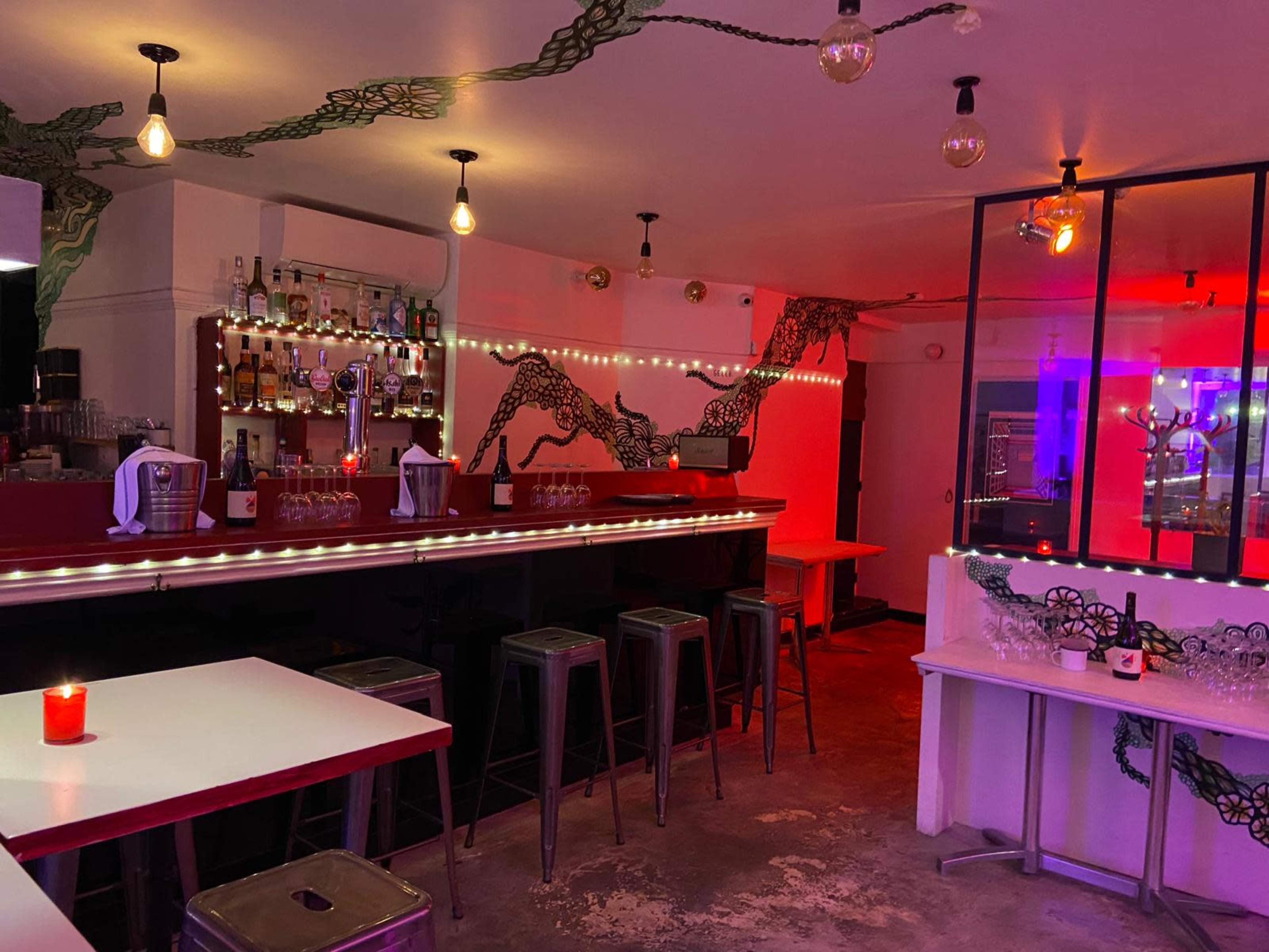 Restaurant Artistique & Bar ambiance Lounge avec cave voûtée ♥️ Image dans Montmartre, Paris, 