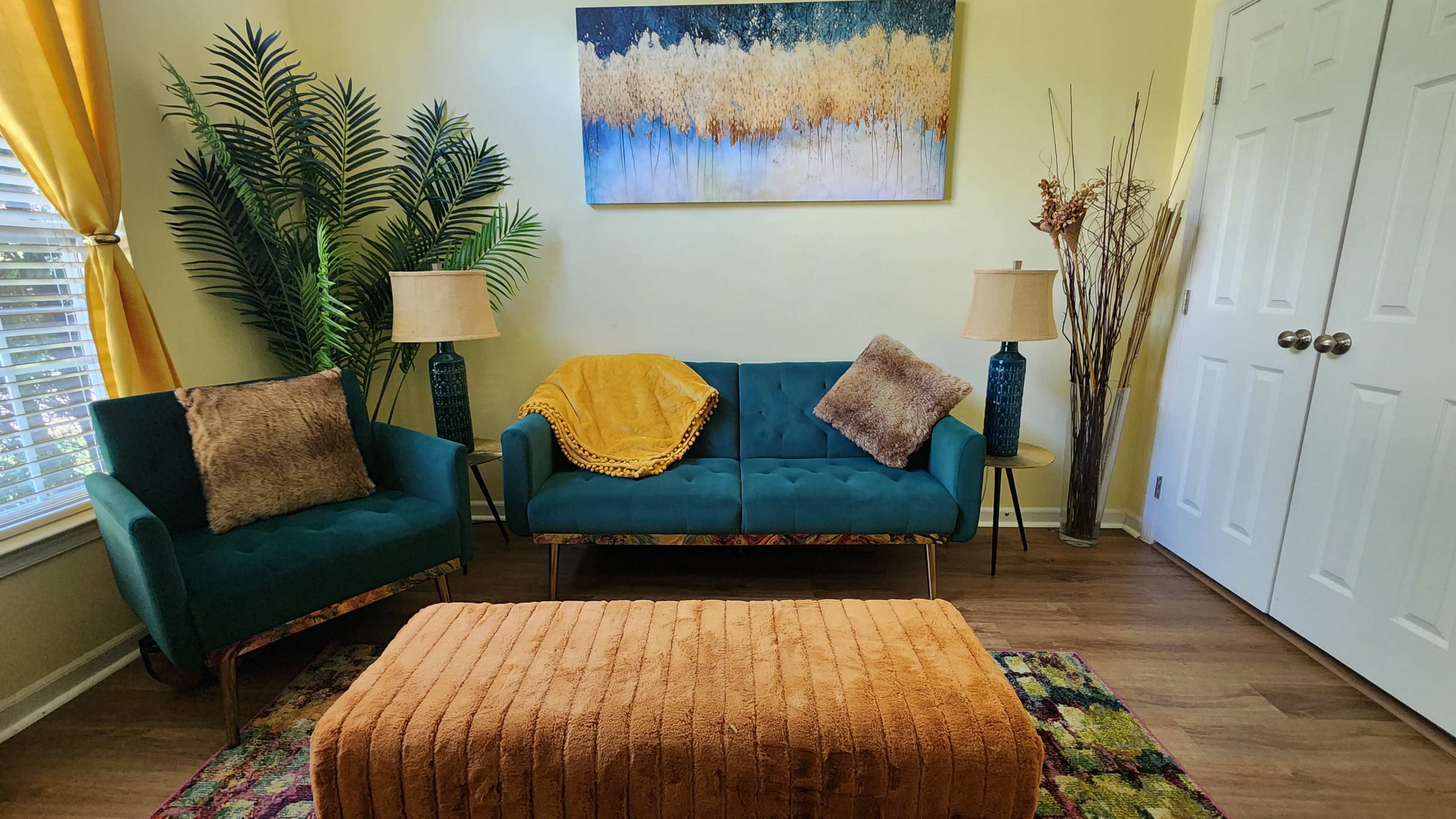 Pop of Color with Natural Light! Image in Severn, Hanover, MD