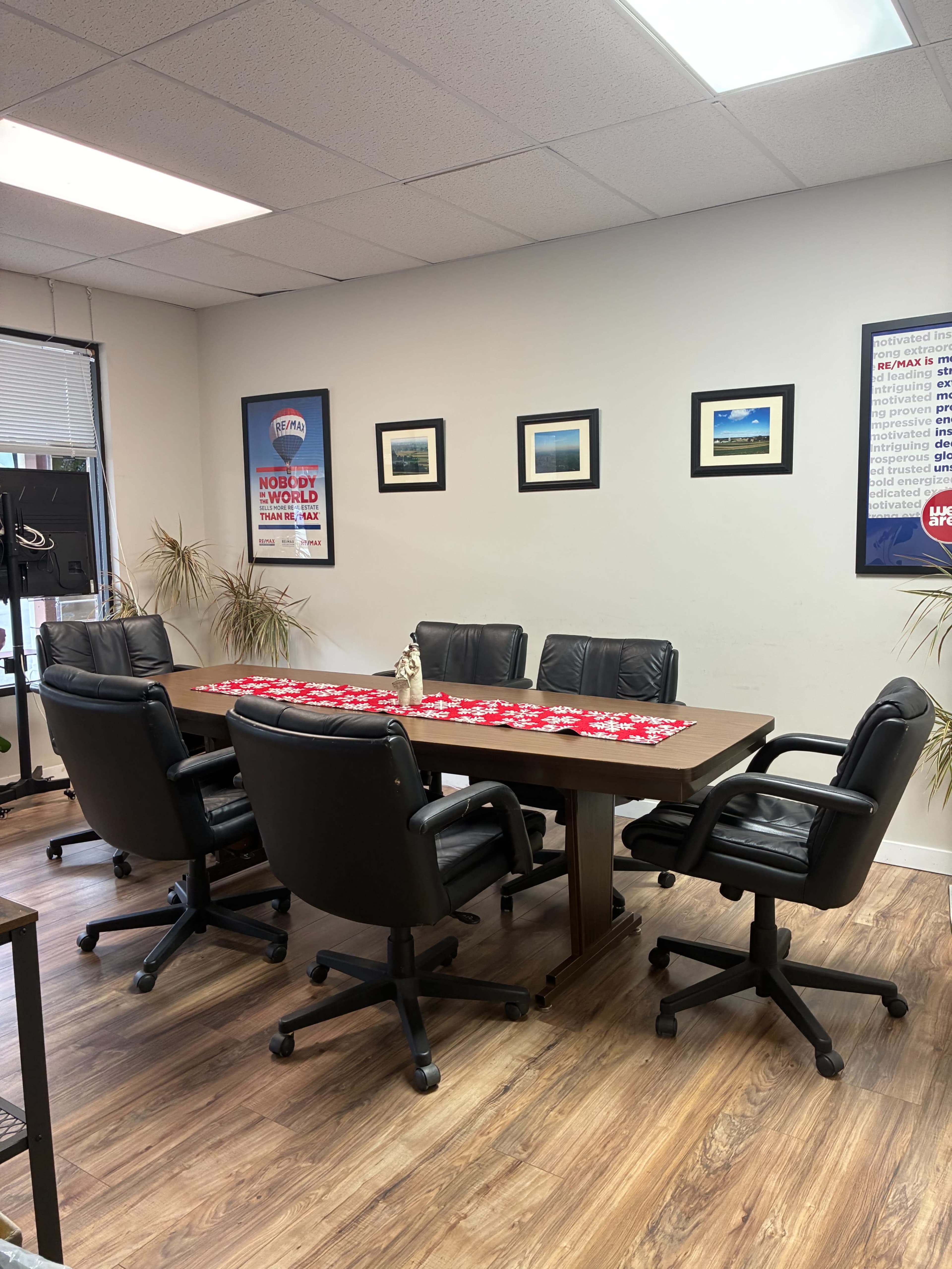Professional Conference Room – Seats 10 with Smart TV & Parking Image in West Sadsbury Township, Downingtown, PA