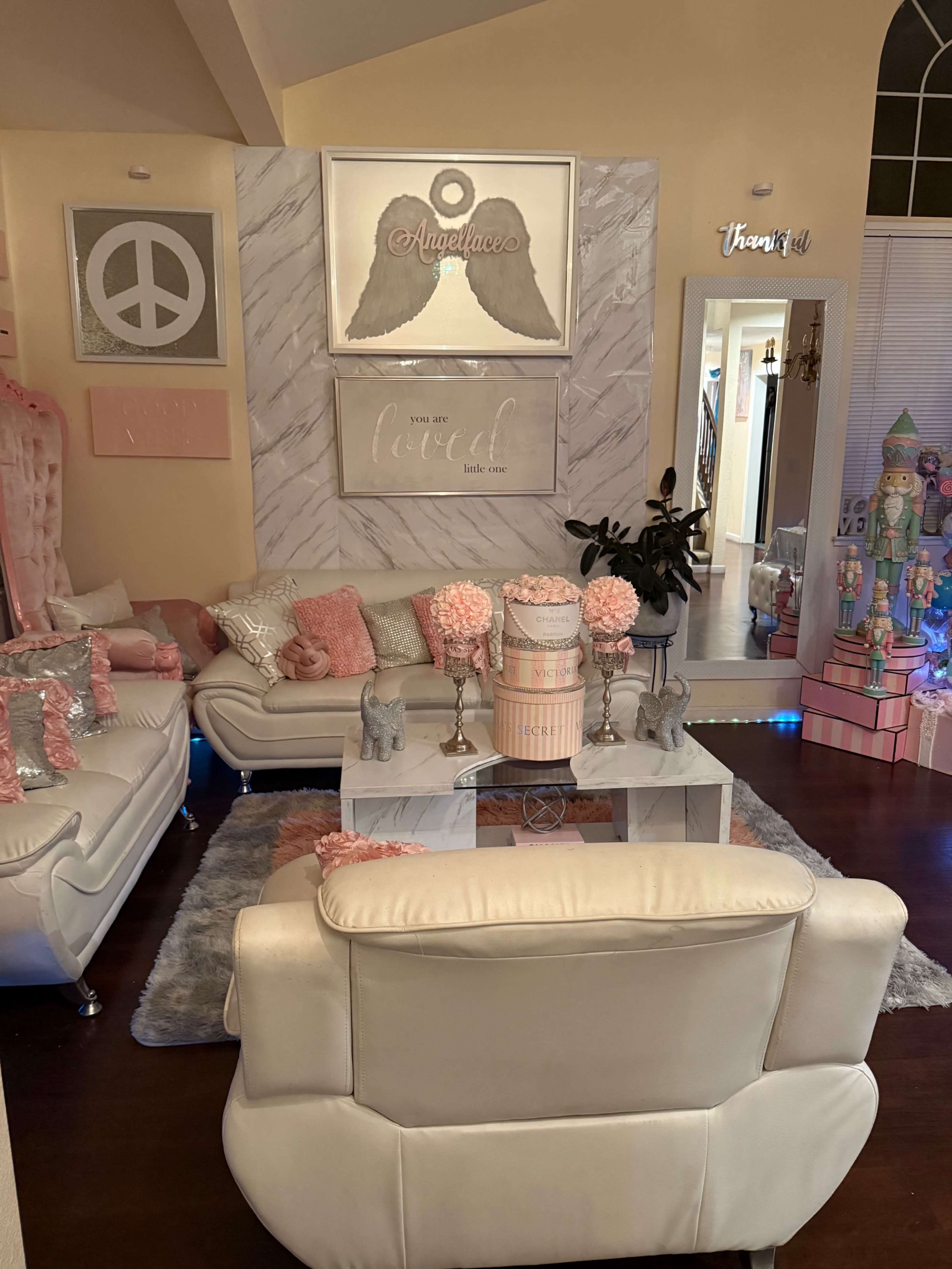 Girlie blinged out photo opportunity space Image in Antioch, Antioch, CA