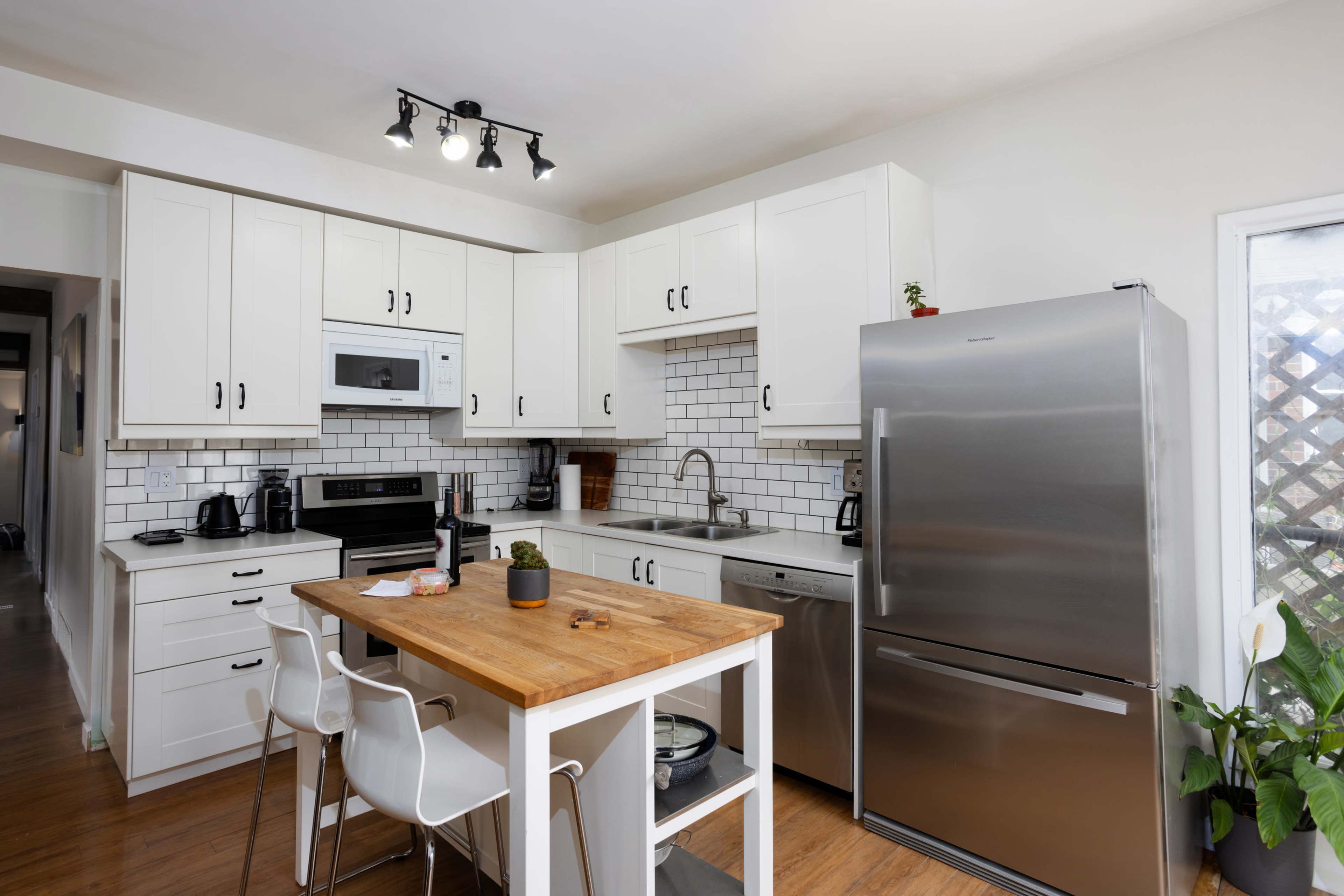 Trendy Kensington 3 min Walk| Backyard| AC| Garage Image in Northwest Calgary, Calgary, AB