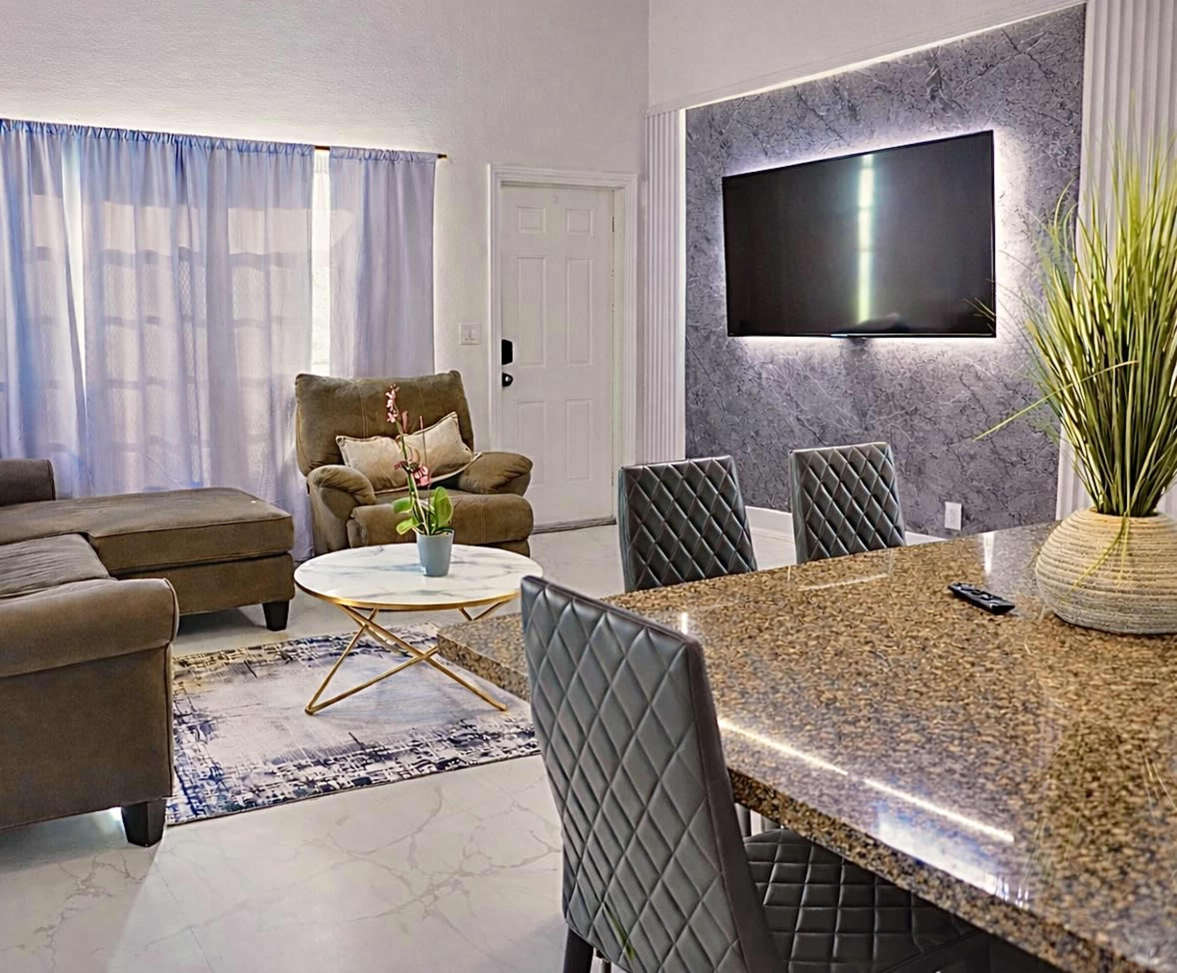 Tropical Hollywood 5 Bedroom Triplex Image in Parkside, Hollywood, FL