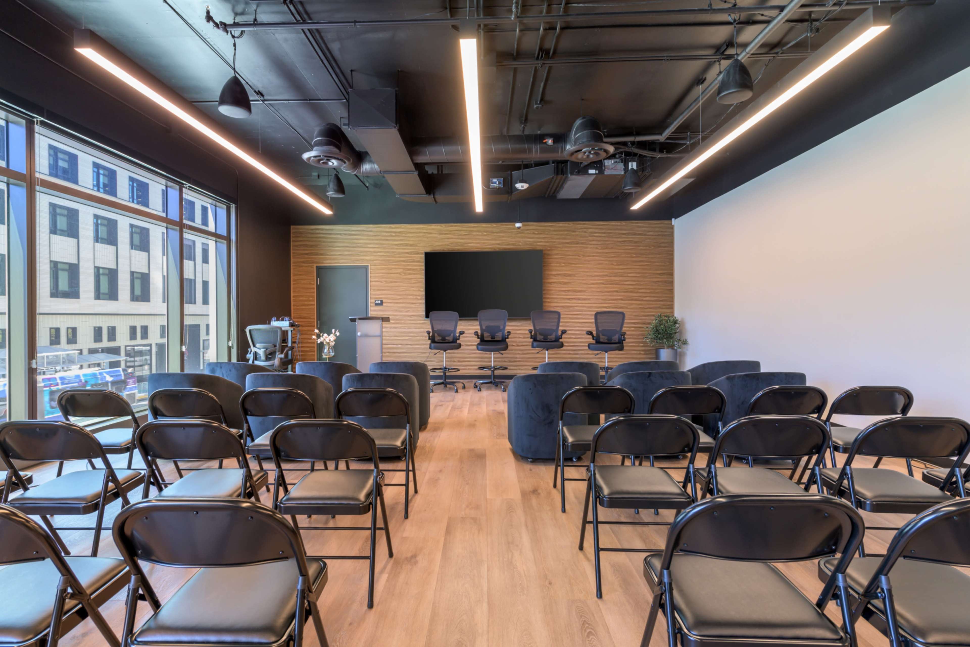 Modern Downtown Event Floor with Theater Seating & Game Lounge Image in Downtown Oakland, Oakland, CA