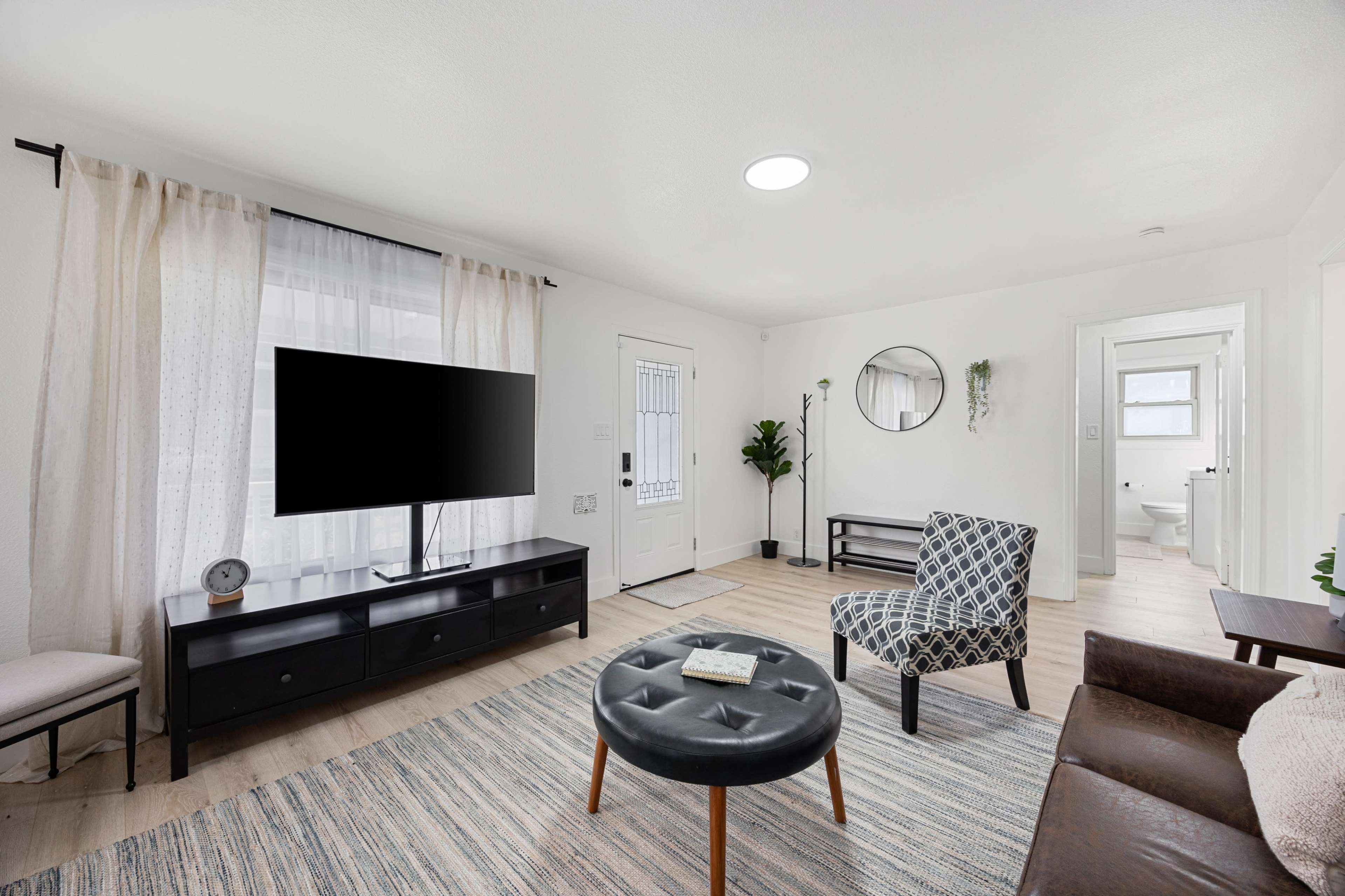 Dapper 2-Bedroom Abode Image in Tahoe Park, Sacramento, CA