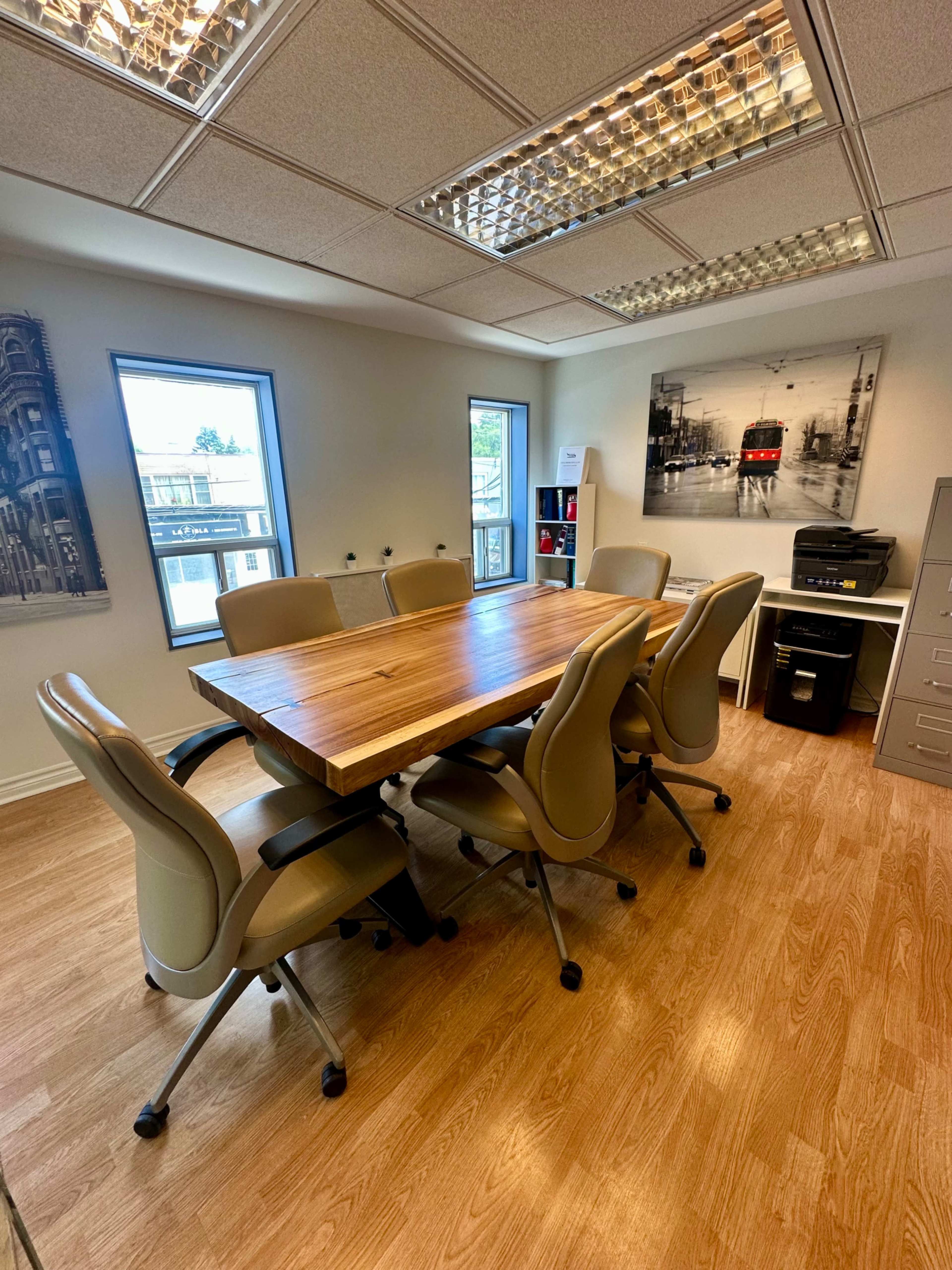 Urban midtown office space that can be used for meetings, making calls or filming Image in Englemount-Lawrence, Toronto, ON