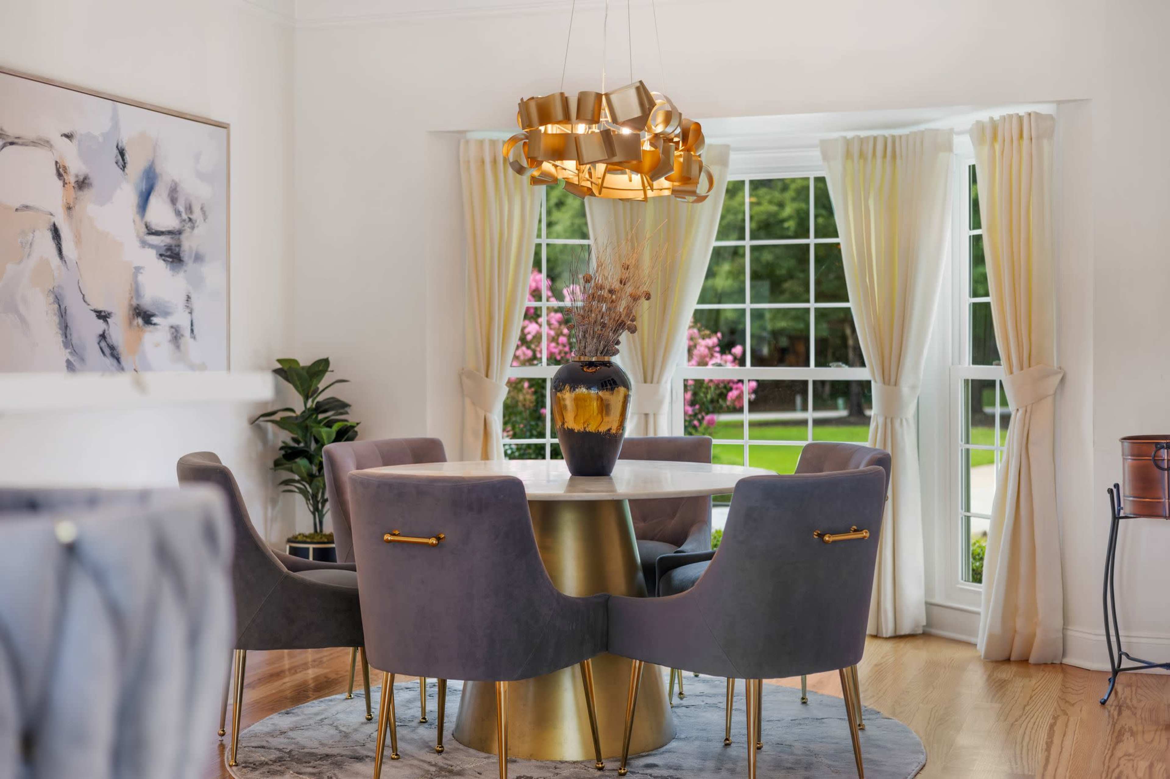 Lake front paradise with swimming pool Image in , jonesboro, GU