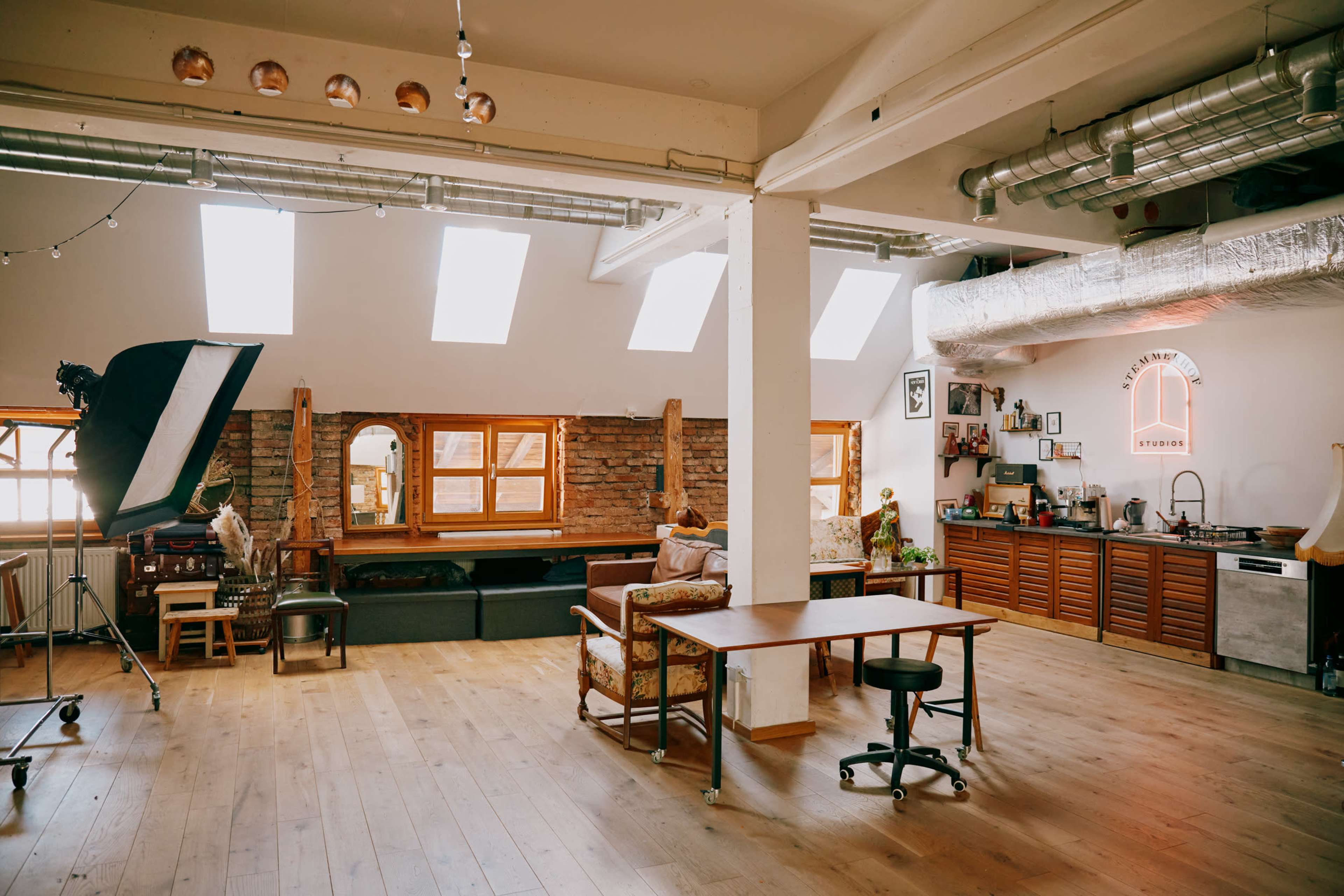 Historic studio and location with farmyard flair in the city! Image in , München