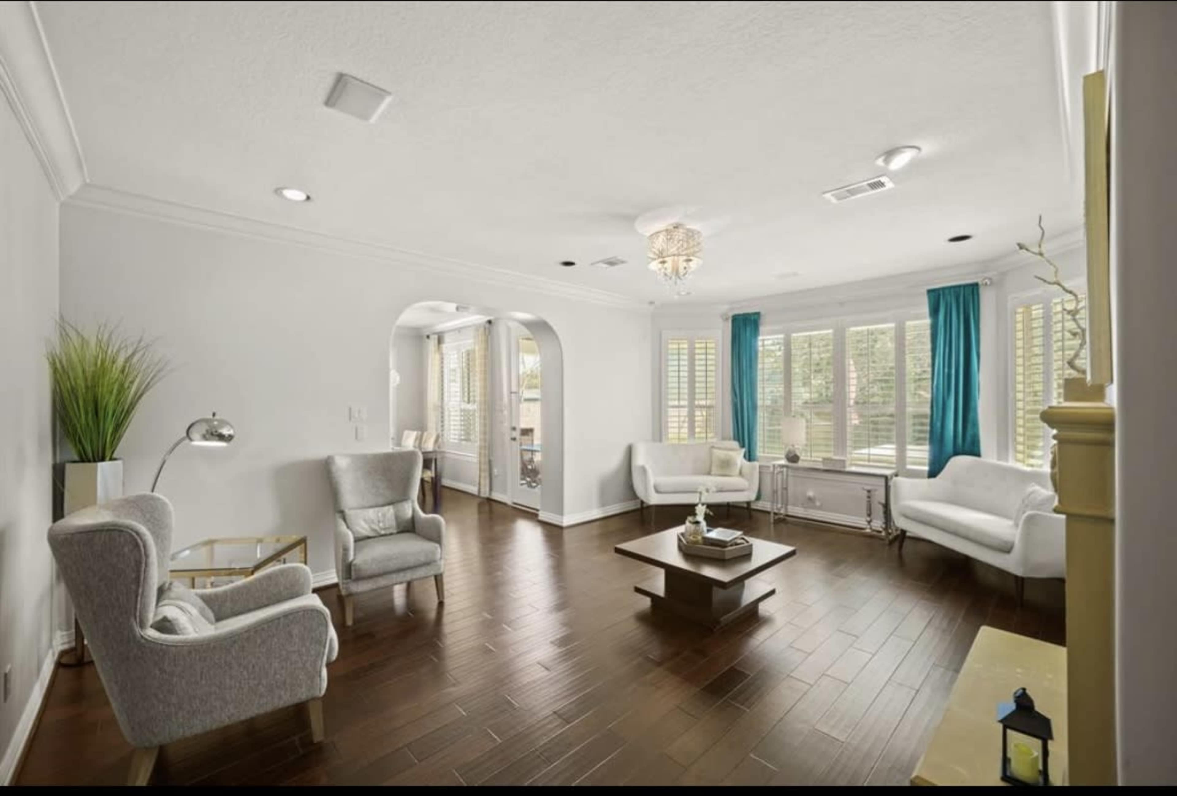 Modern Suburban Retreat with Open Layout and Natural Light – Ideal for Photoshoots, Small Gatherings, or Creative Projects Image in Eldridge / West Oaks, Houston, TX