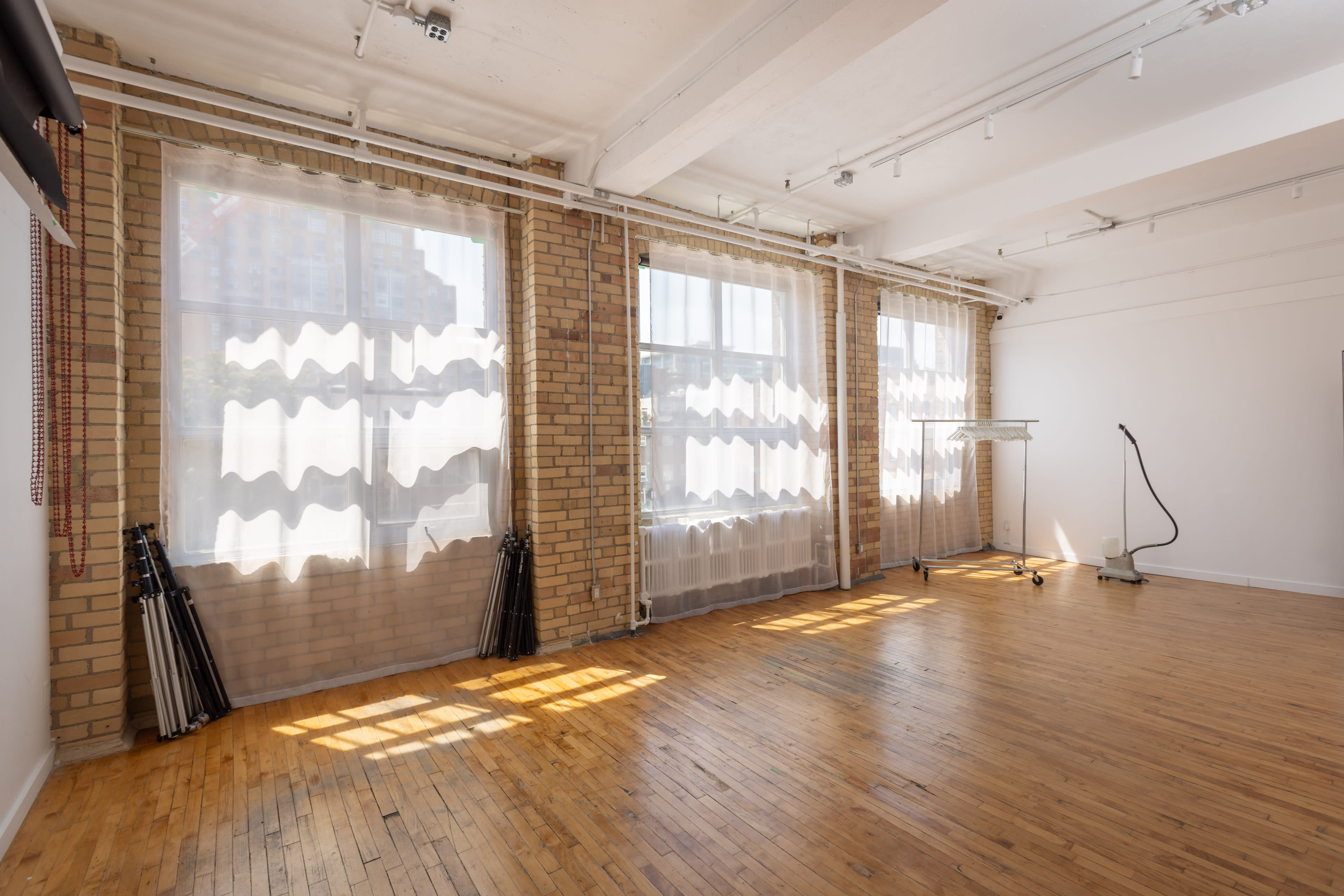 Downtown 750 sq. ft. Studio with Kitchen. South facing windows Image in Kensington-Chinatown, Toronto, ON