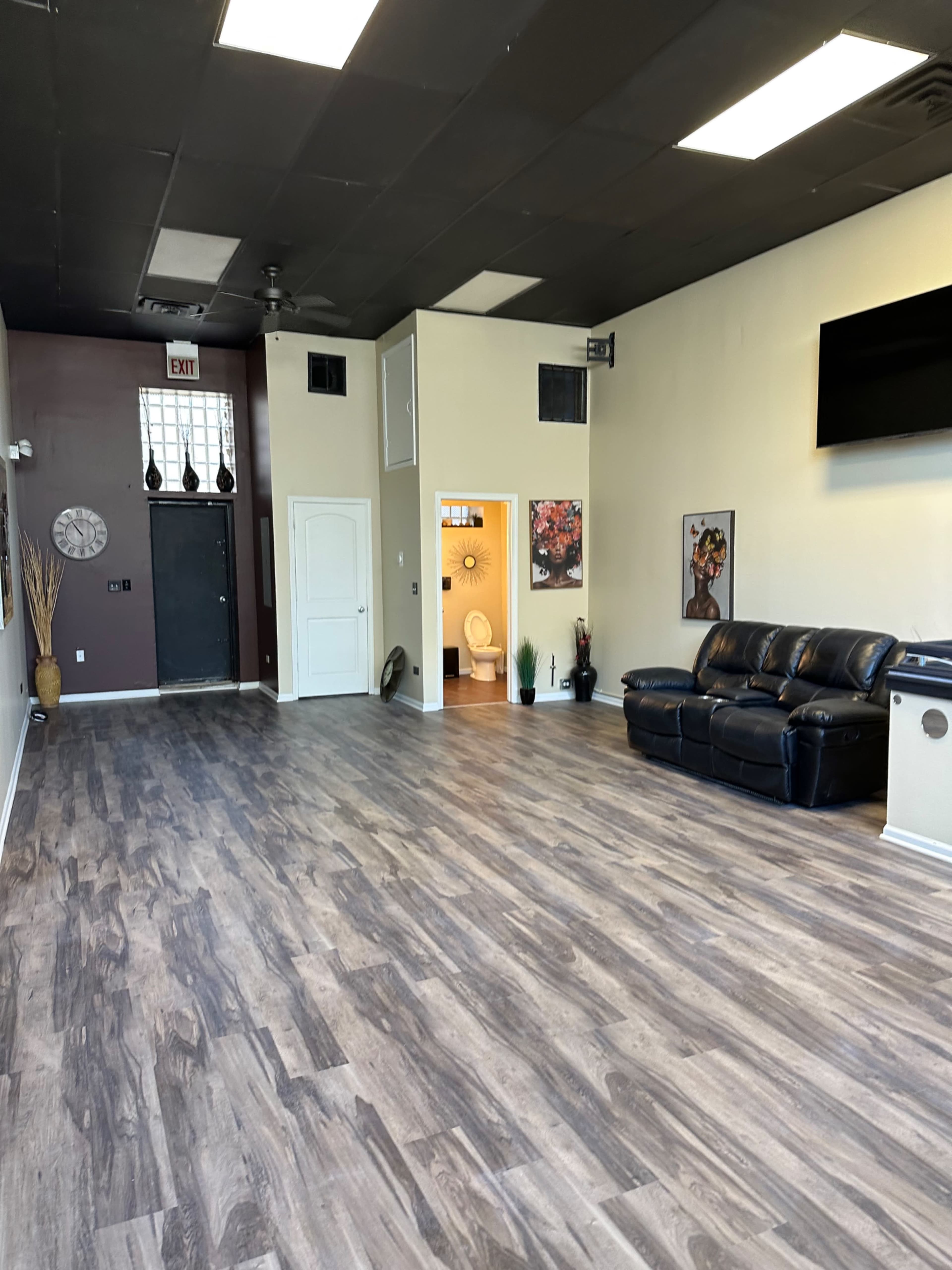 A Rustic “Intimate space with infinite vibes”  tucked away in the Bronzville  area and  just 10 minutes from downtown Image in South Side, Chicago, IL