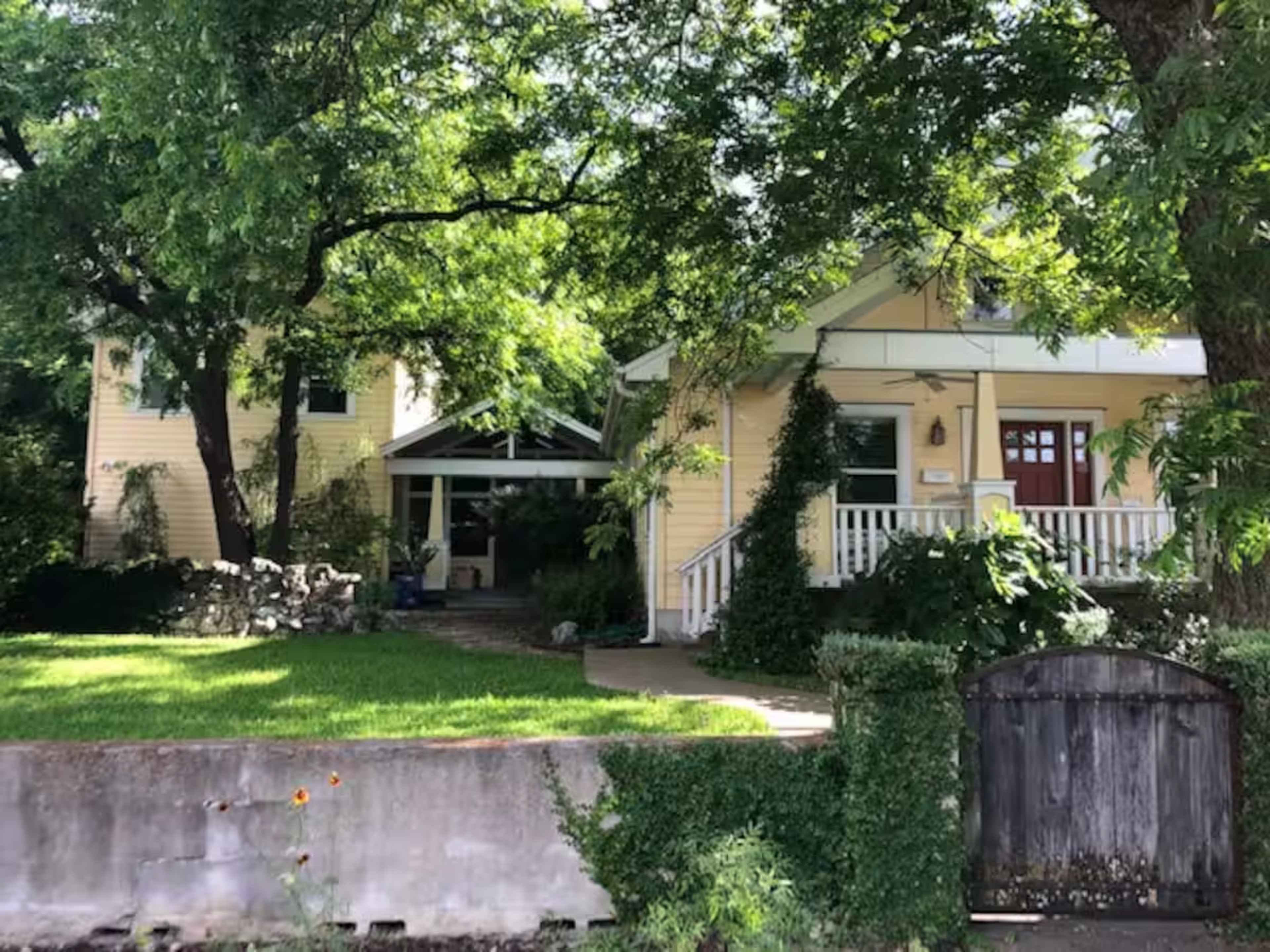 Bright Happy Soco Charmer! Image in Bouldin Creek, Austin, TX