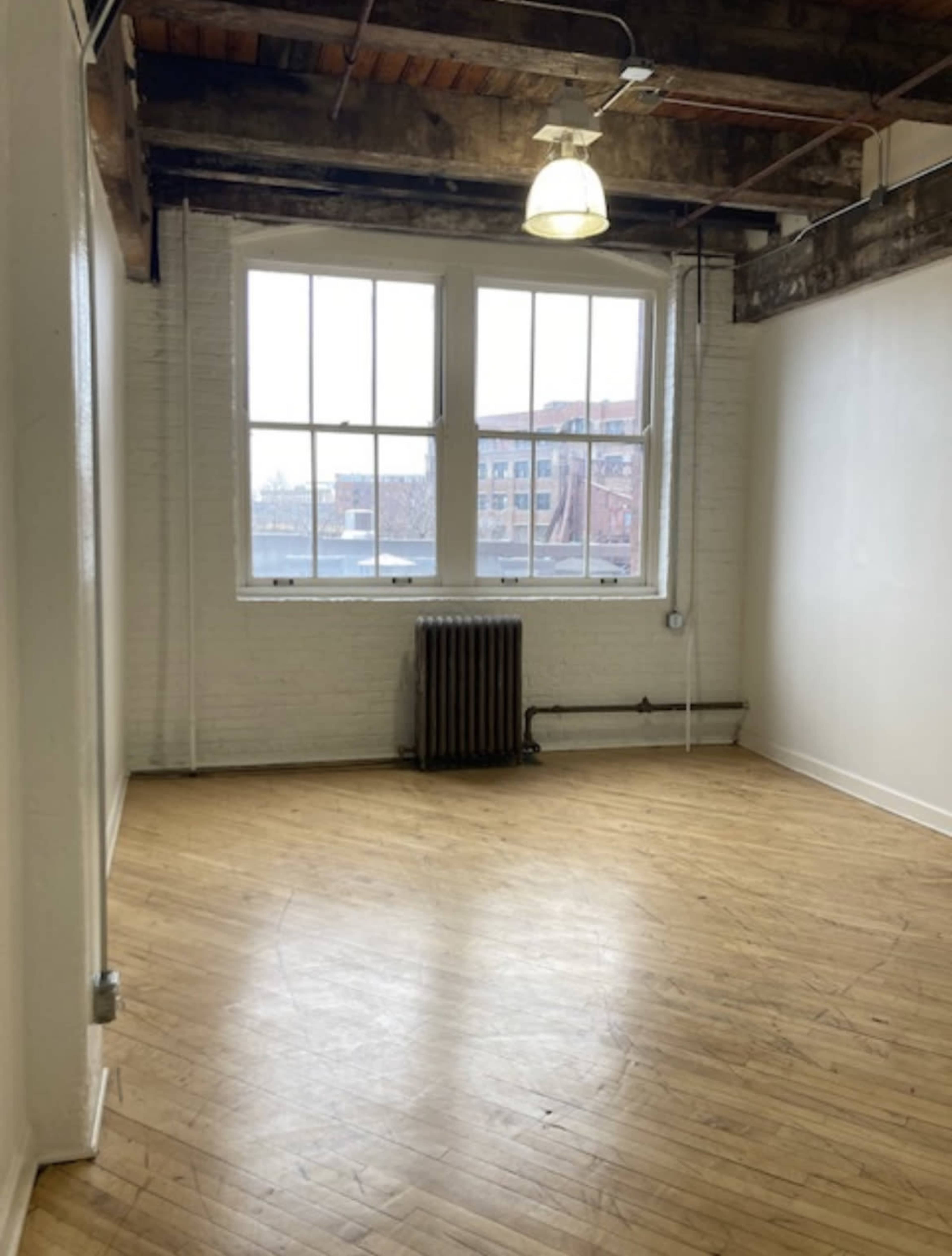Airy Sun-filled Riverfront Loft Image in Lower West Side, Chicago, IL