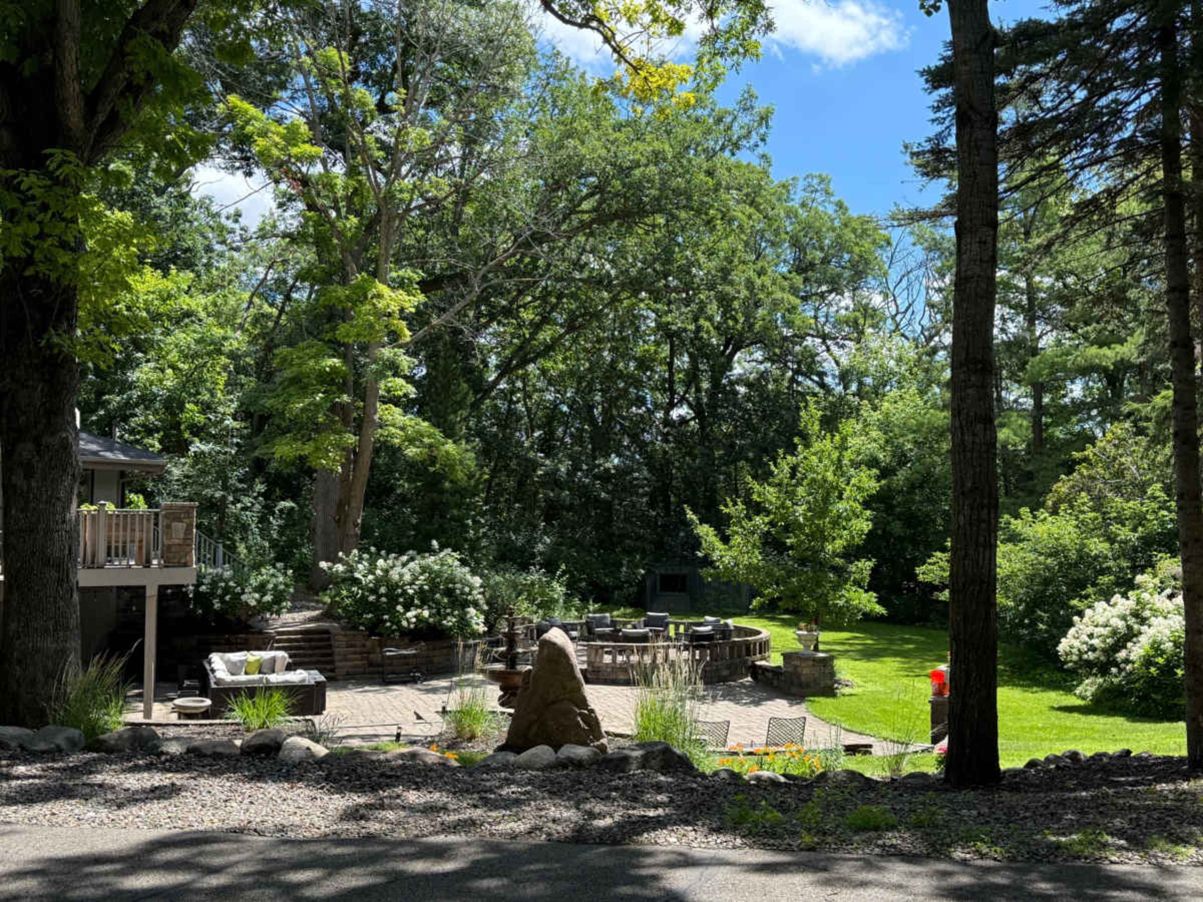 Large Mid-Century Modern home on acreage Image in Lakeville, Lakeville, MN