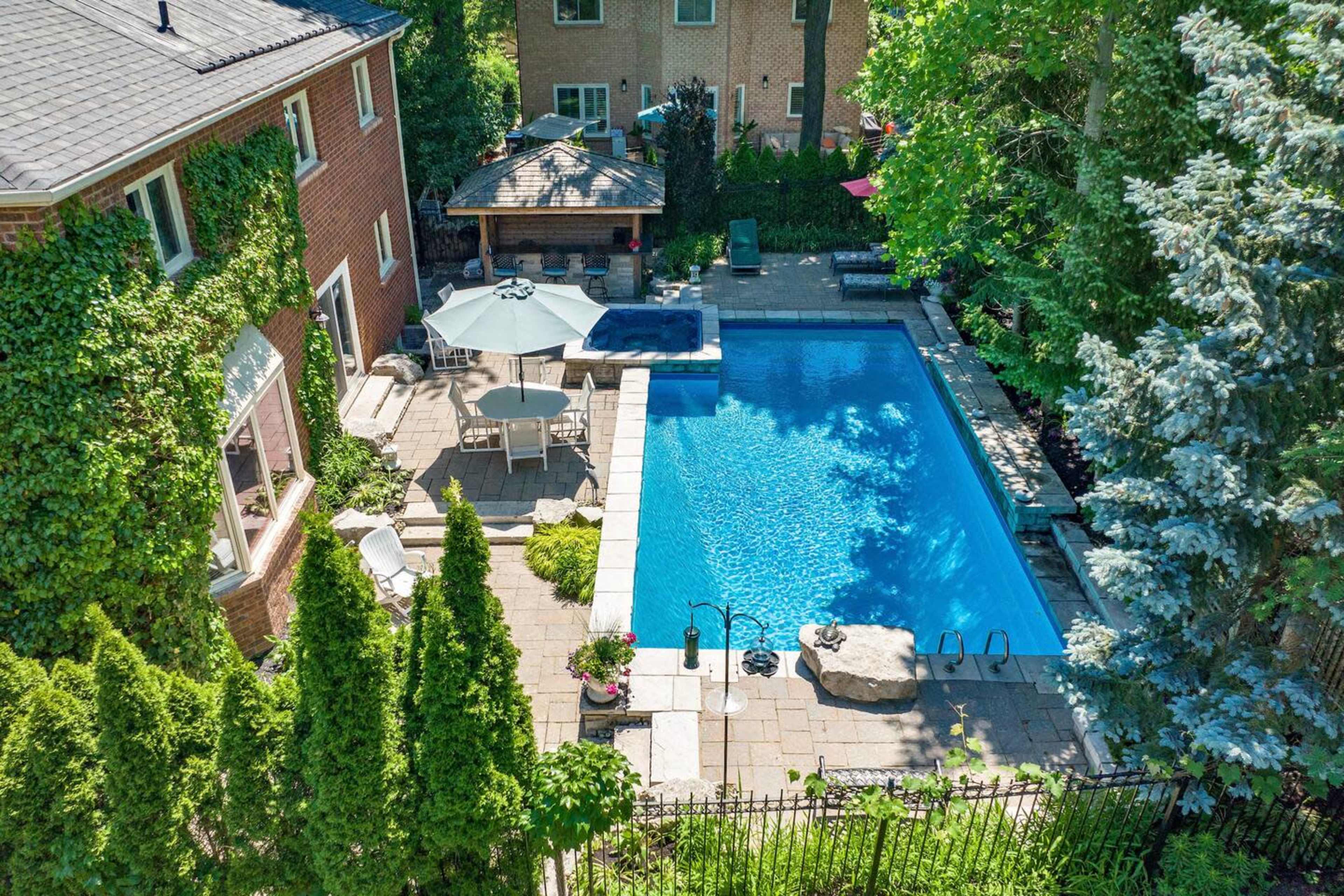 Spacious 7-Bedroom Villa With Pool, Hot Tub, And Game Room – Ideal For Film & Photo Shoots Image in Mississauga, Mississauga, ON