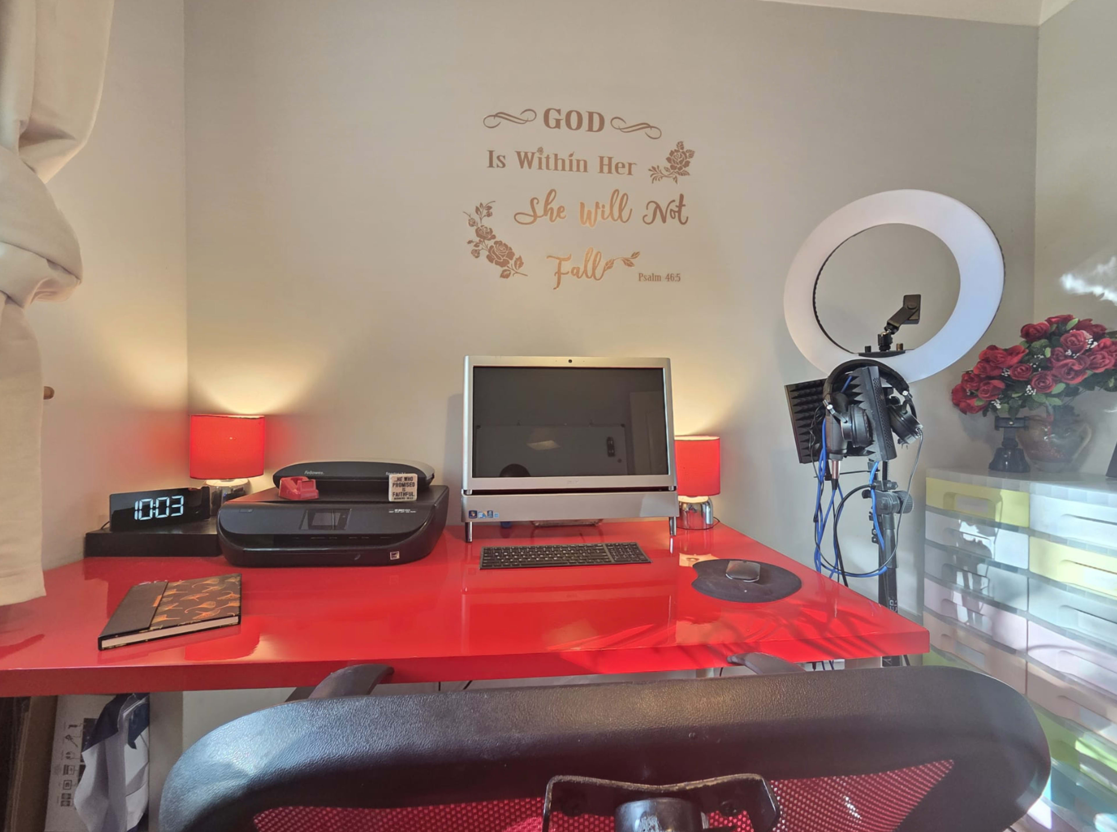 OFFICE DESK IN A PEACEFUL SETTING Image in Caterham-on-the-Hill, London, ENG