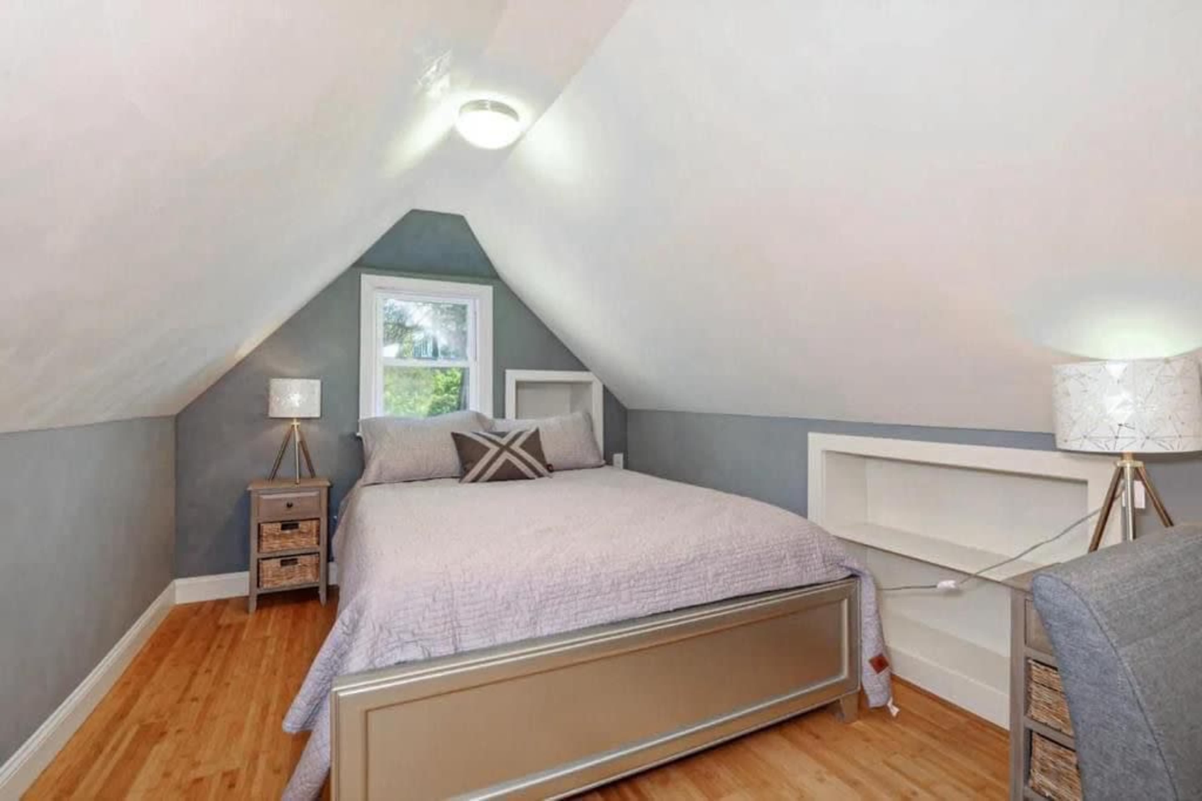 Charming Sunlit Home with Cozy Lounge and Artistic Details Image in New Rochelle, New rochelle, NY
