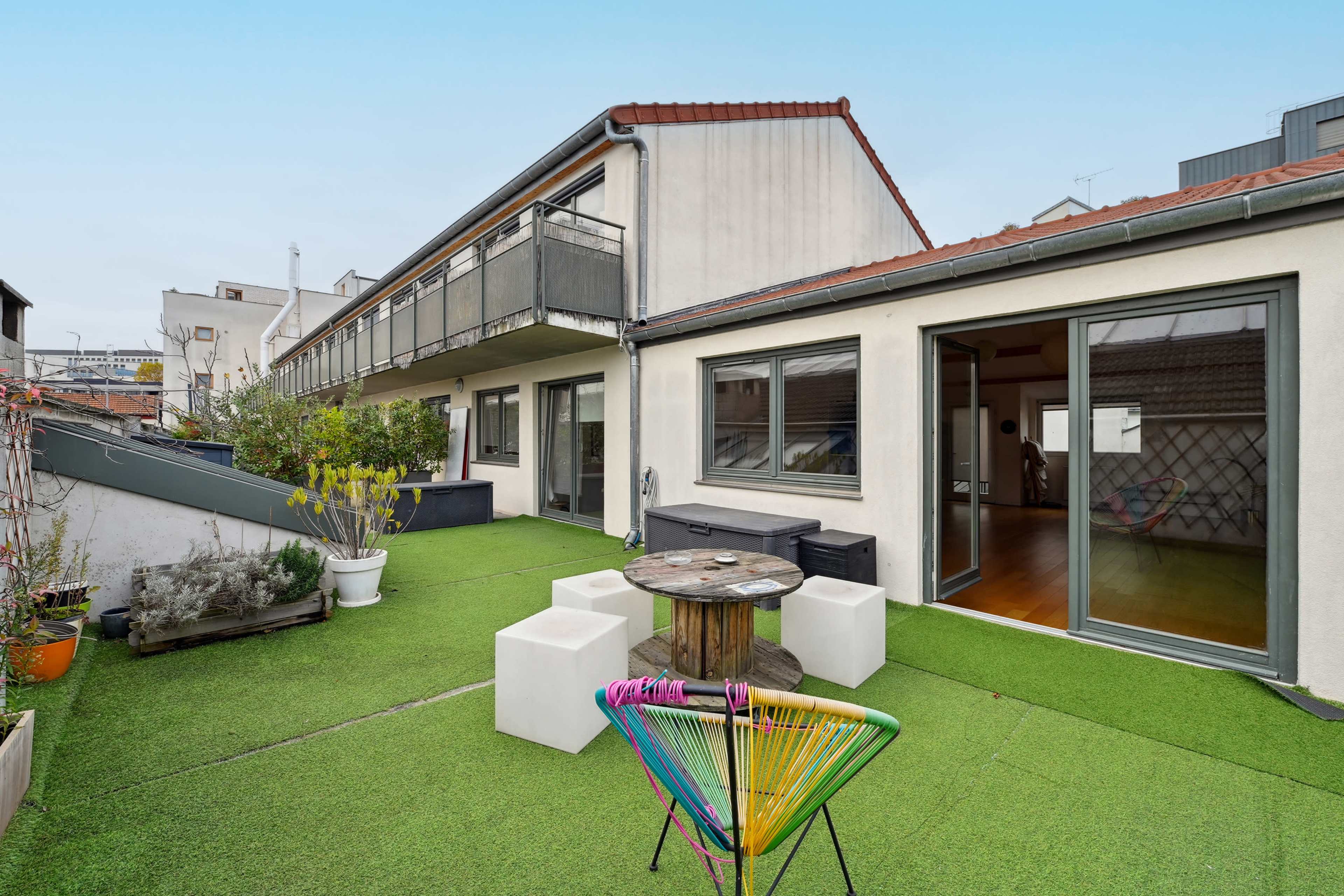 Salle lumineuse de 70 m² : ambiance zen et cosy Image in , Arcueil, 
