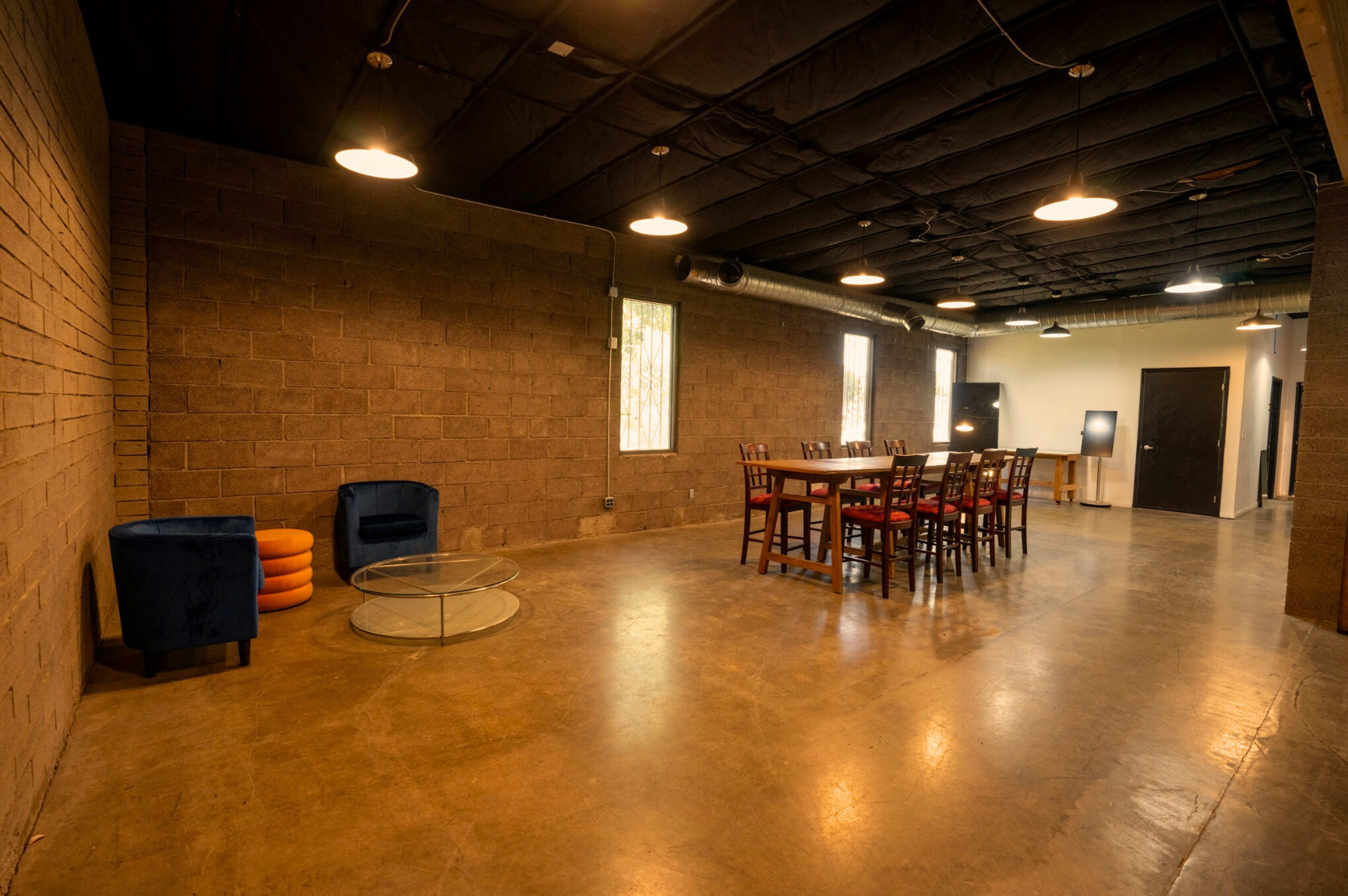Intimate Studio with Cyc Wall & Meeting Space in Phoenix Image in Encanto Village, Phoenix, AZ
