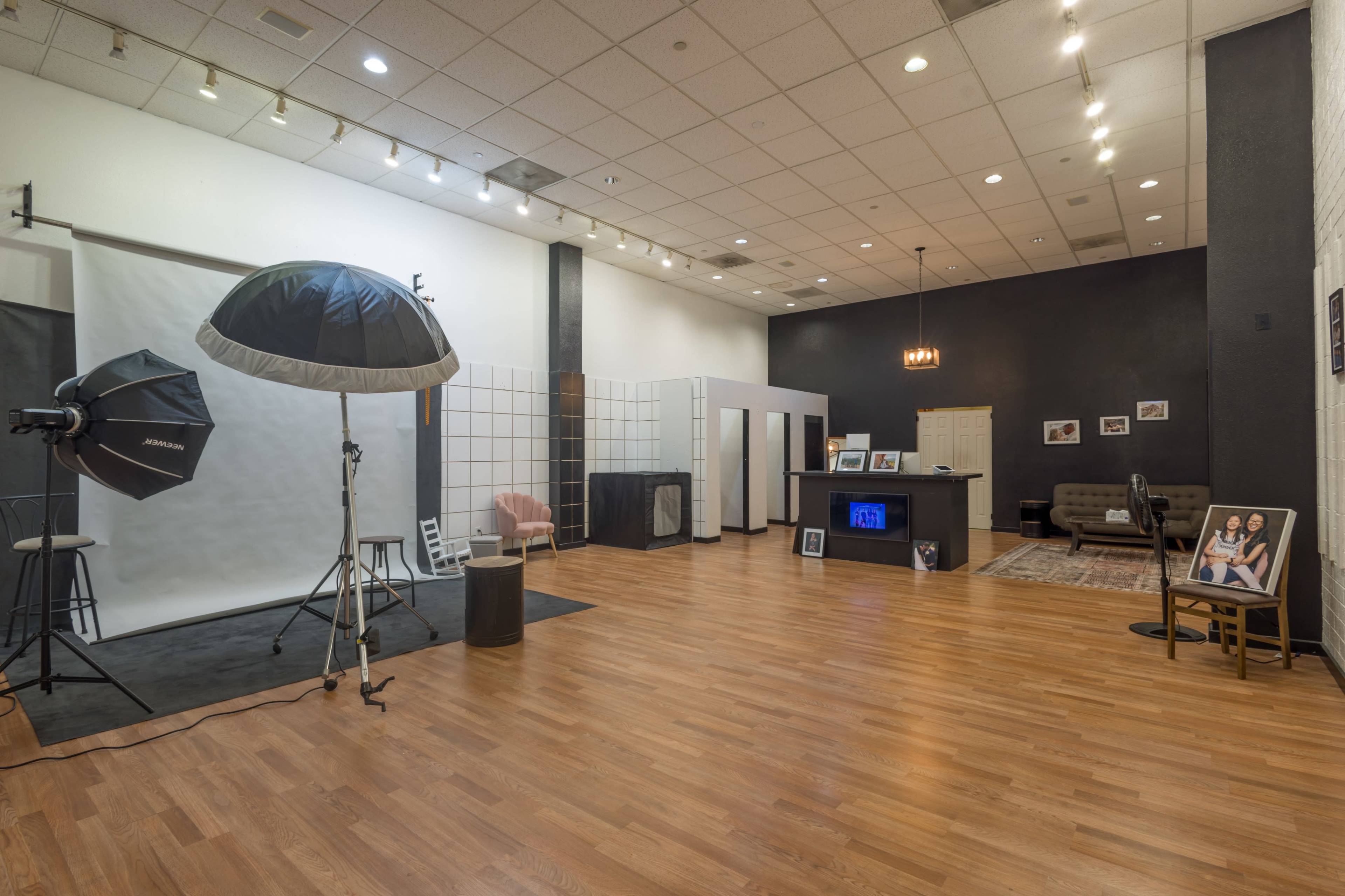 Upscale Private Minimalistic Canvas Backdrop Fine Art Photo Studio in North Colorado Springs Chapel Hills Mall Image in Briargate, Colorado Springs, CO