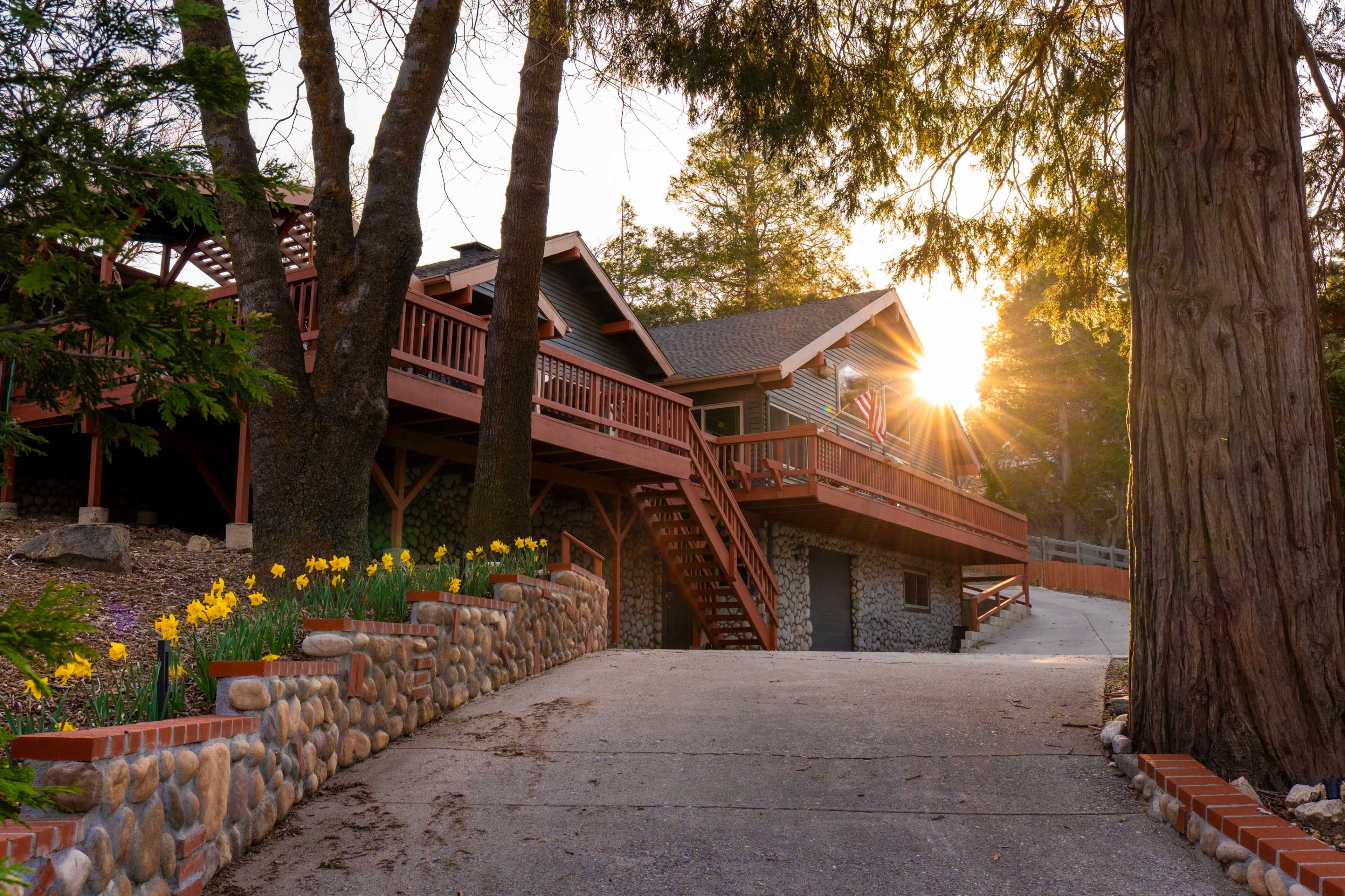 Large Entertaining Cabin in a Secluded Mountain Setting Image in , Twin Peaks, CA