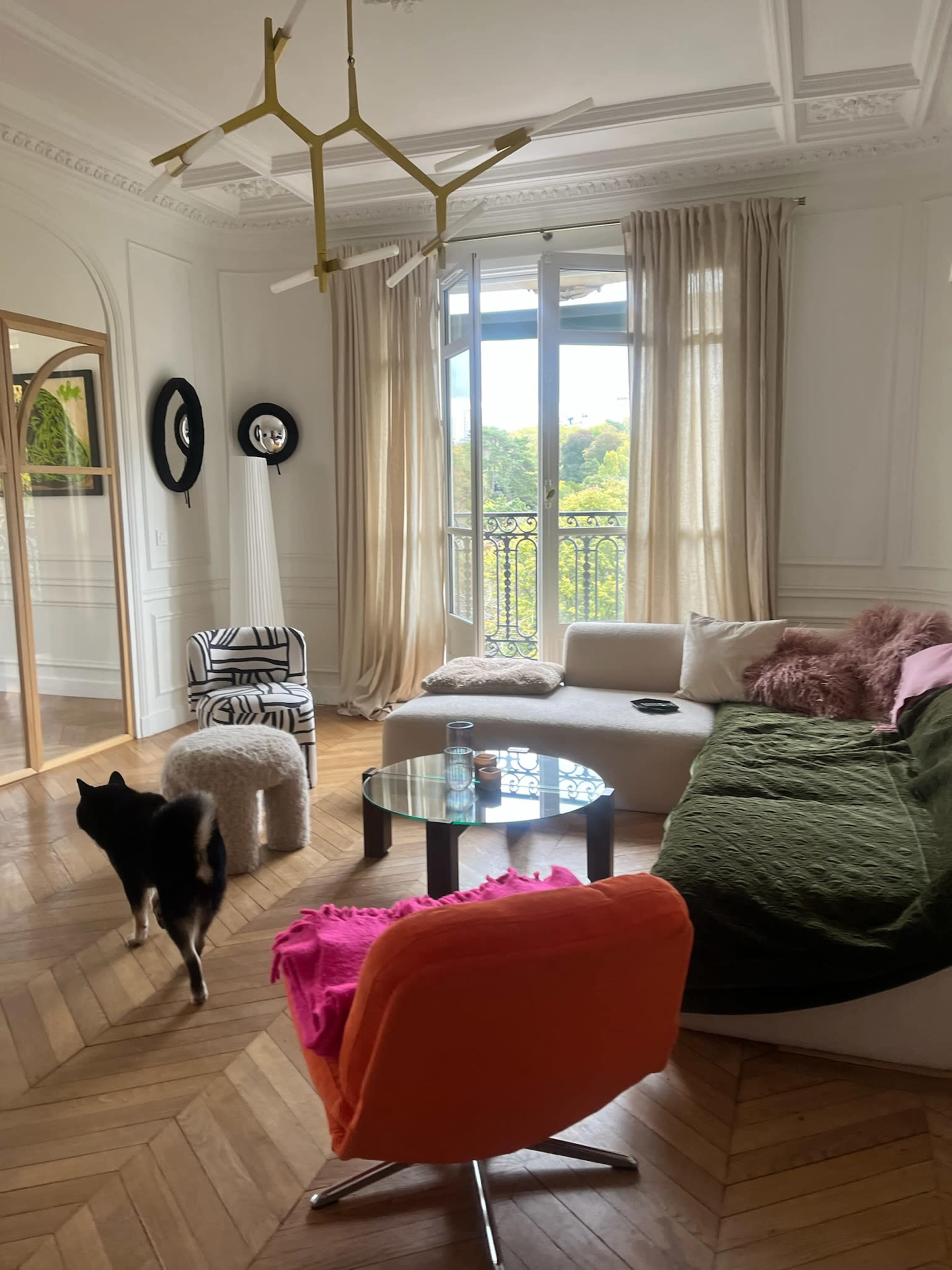 Appartement haussmannien rénové, lumière naturelle & calme absolu — moulures, cachet historique, vue Buttes-Chaumont. Image in Jaurès, Paris