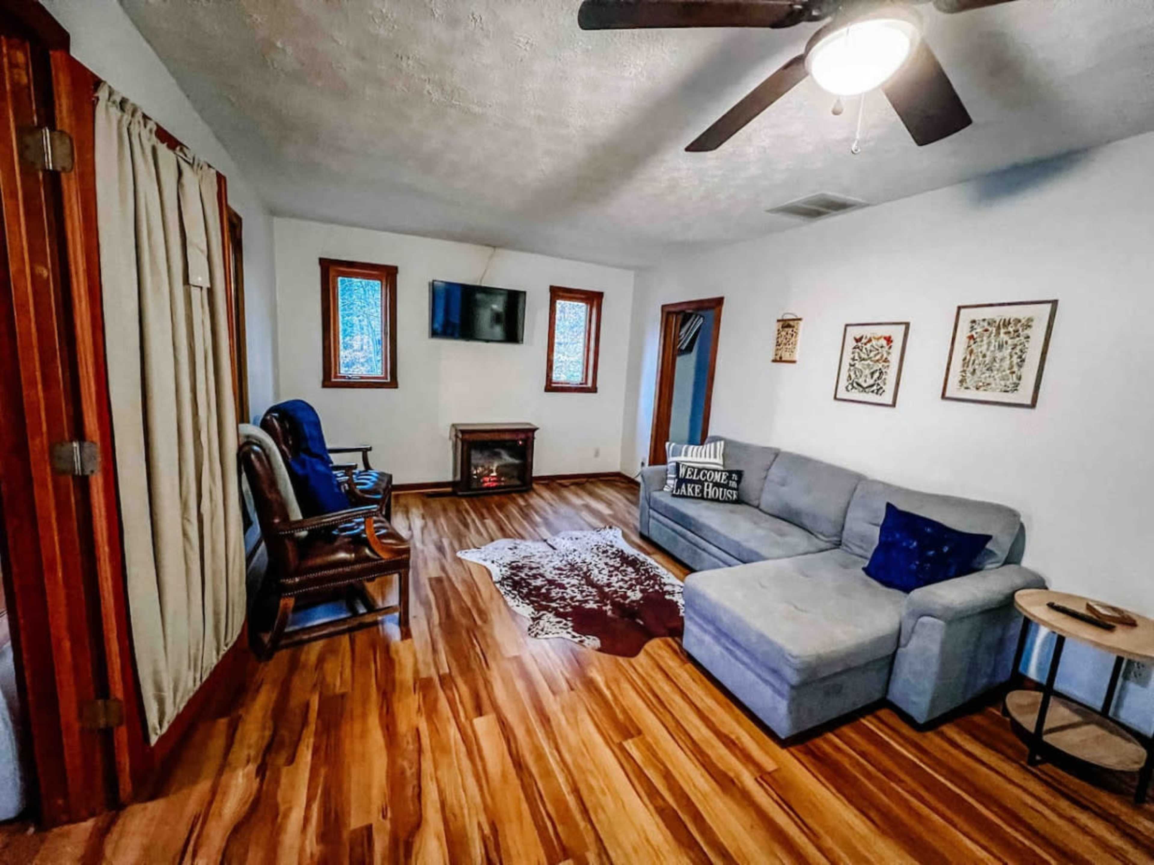 Lakefront. Hot tub. Amazing views. 35 min to Indy Image in Jefferson Township, Martinsville, IN