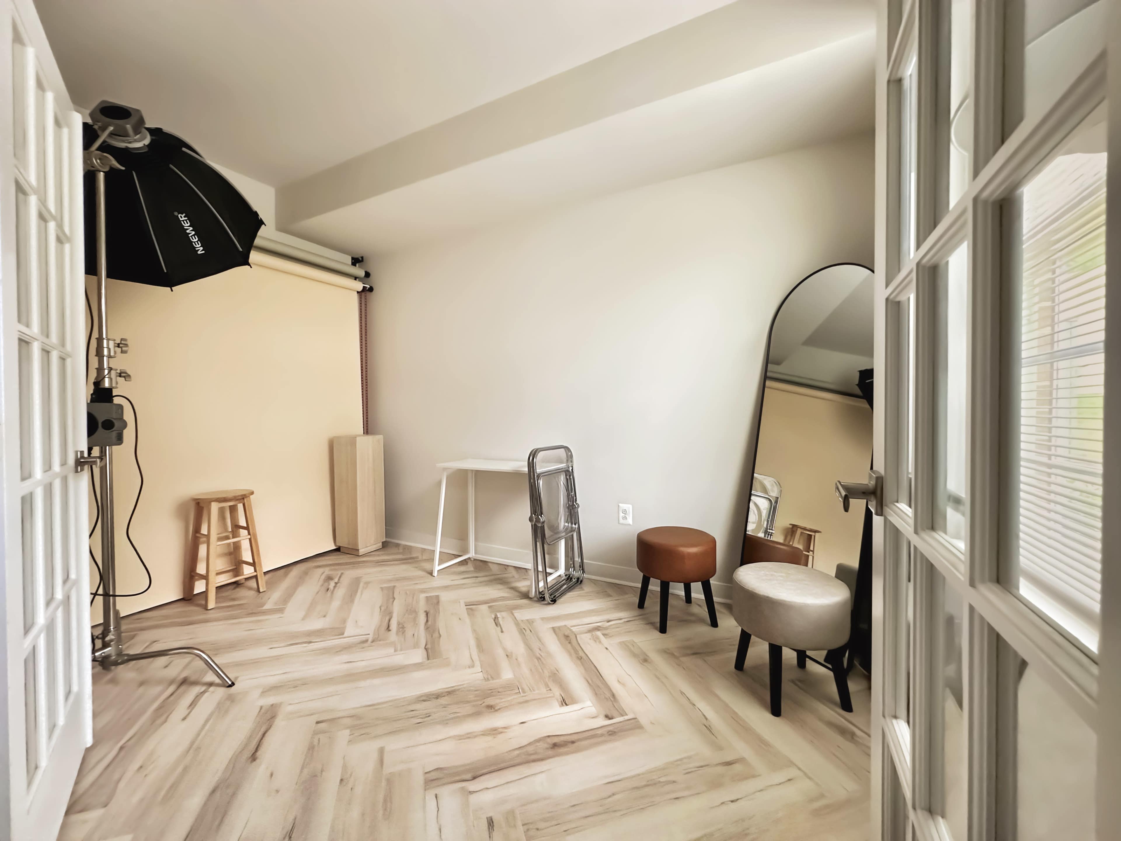 DMV/DC Metro Boutique Studio w/ Seamless Backdrops & Pro Lighting — Perfect for Photo & Content Image in Lake Arbor, Largo, MD