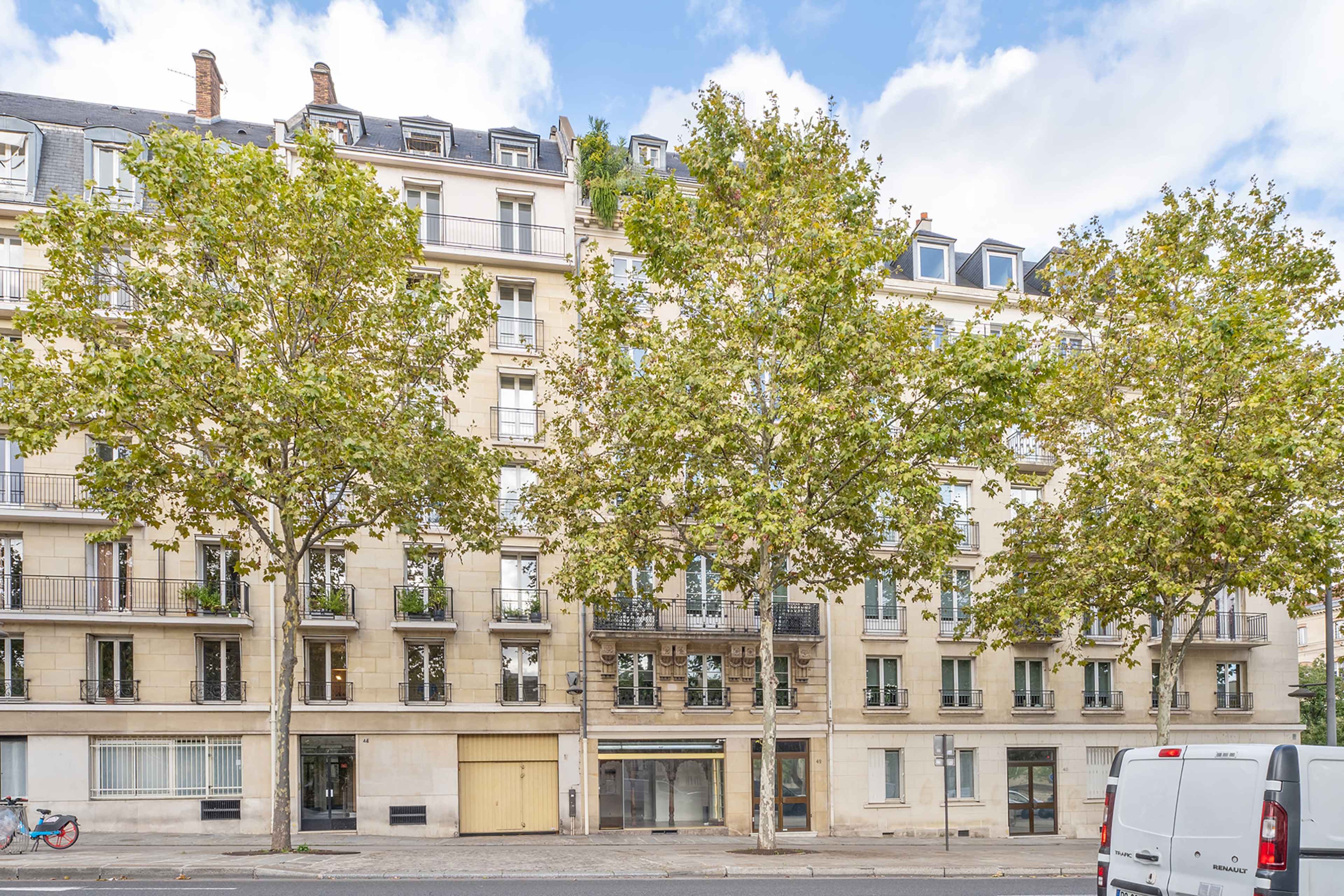 Magnifique galerie d'art au centre de Paris sur quais de Seine face Ile Saint-Louis Image in Quartier Saint-Paul, paris
