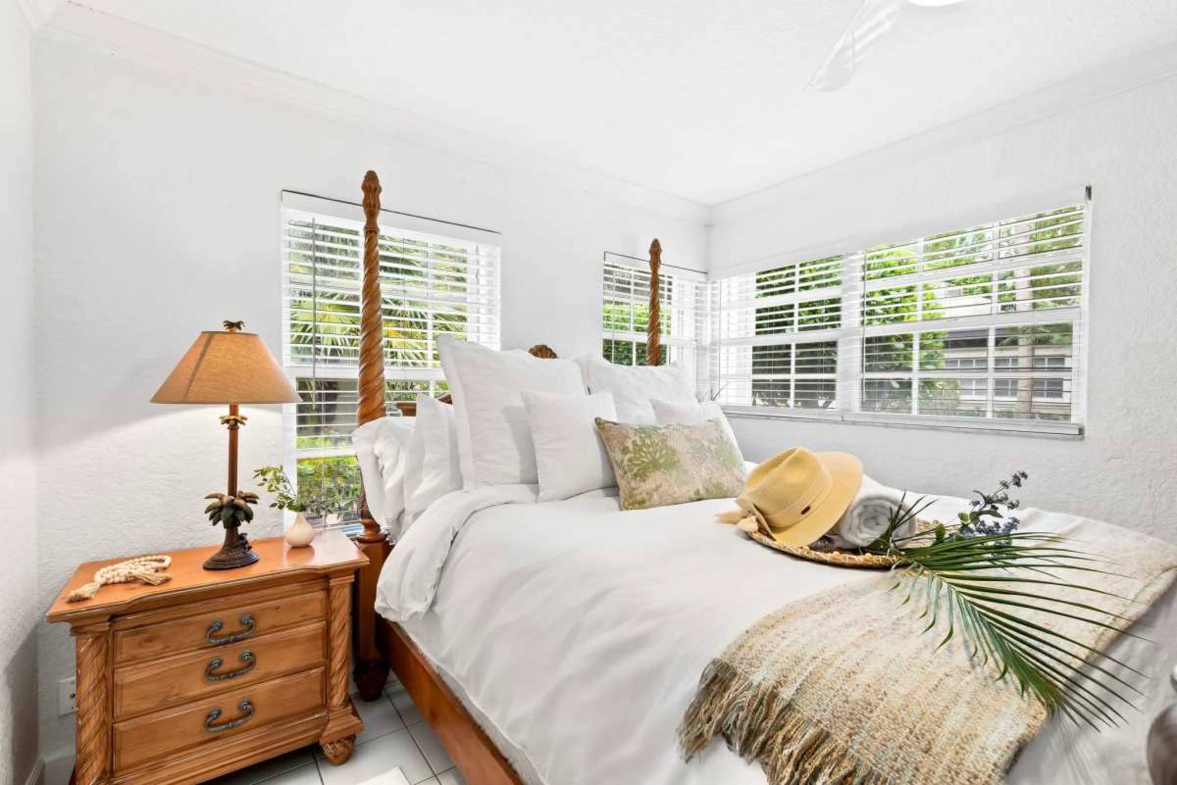 Earthy, sunny beachside bungalow Image in Boca Raton, Boca Raton, FL