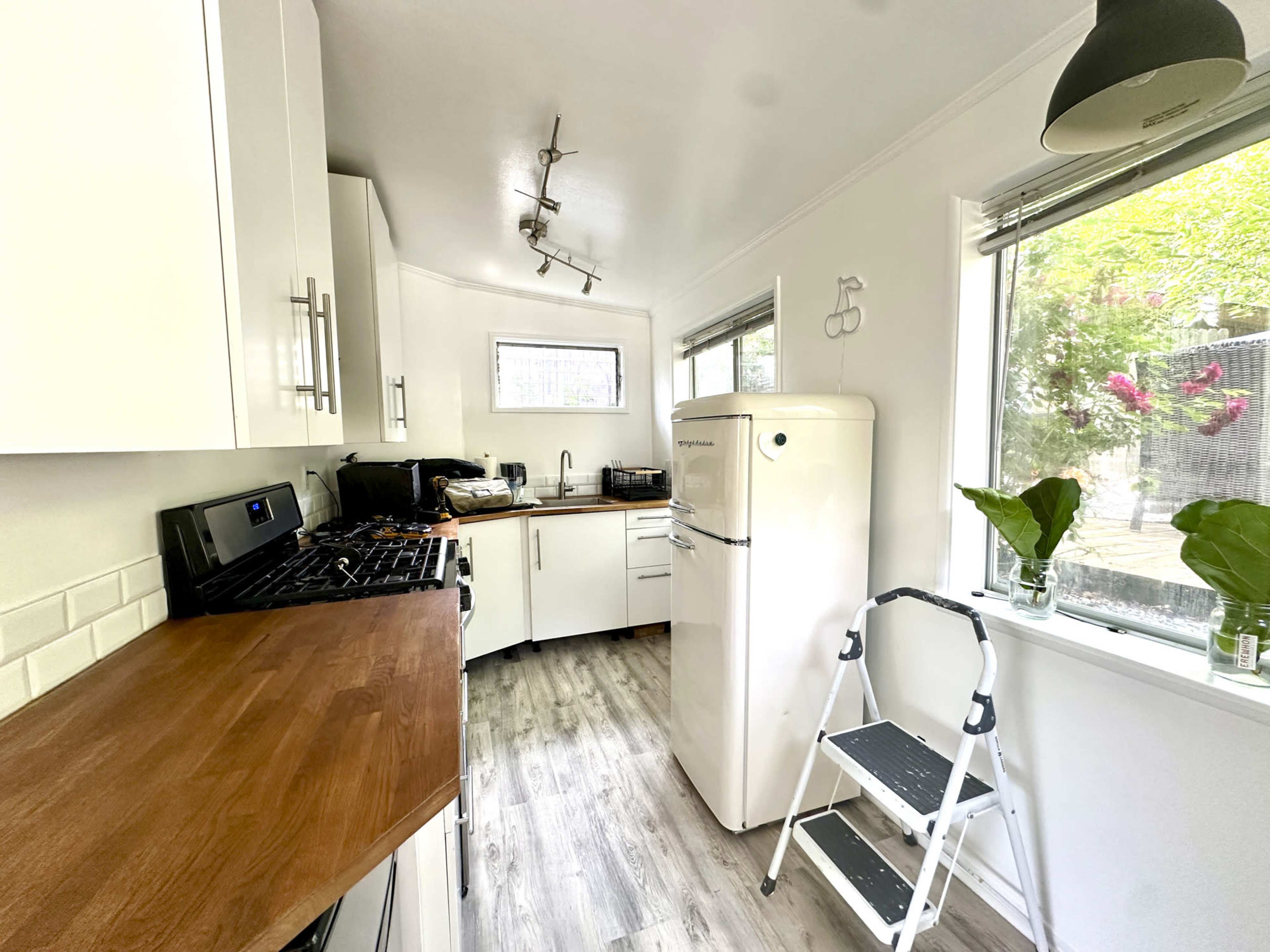 *NEW* Santa Monica Mountain Retreat and Glam Homebase. Image in Malibou Lake, Agoura Hills, CA