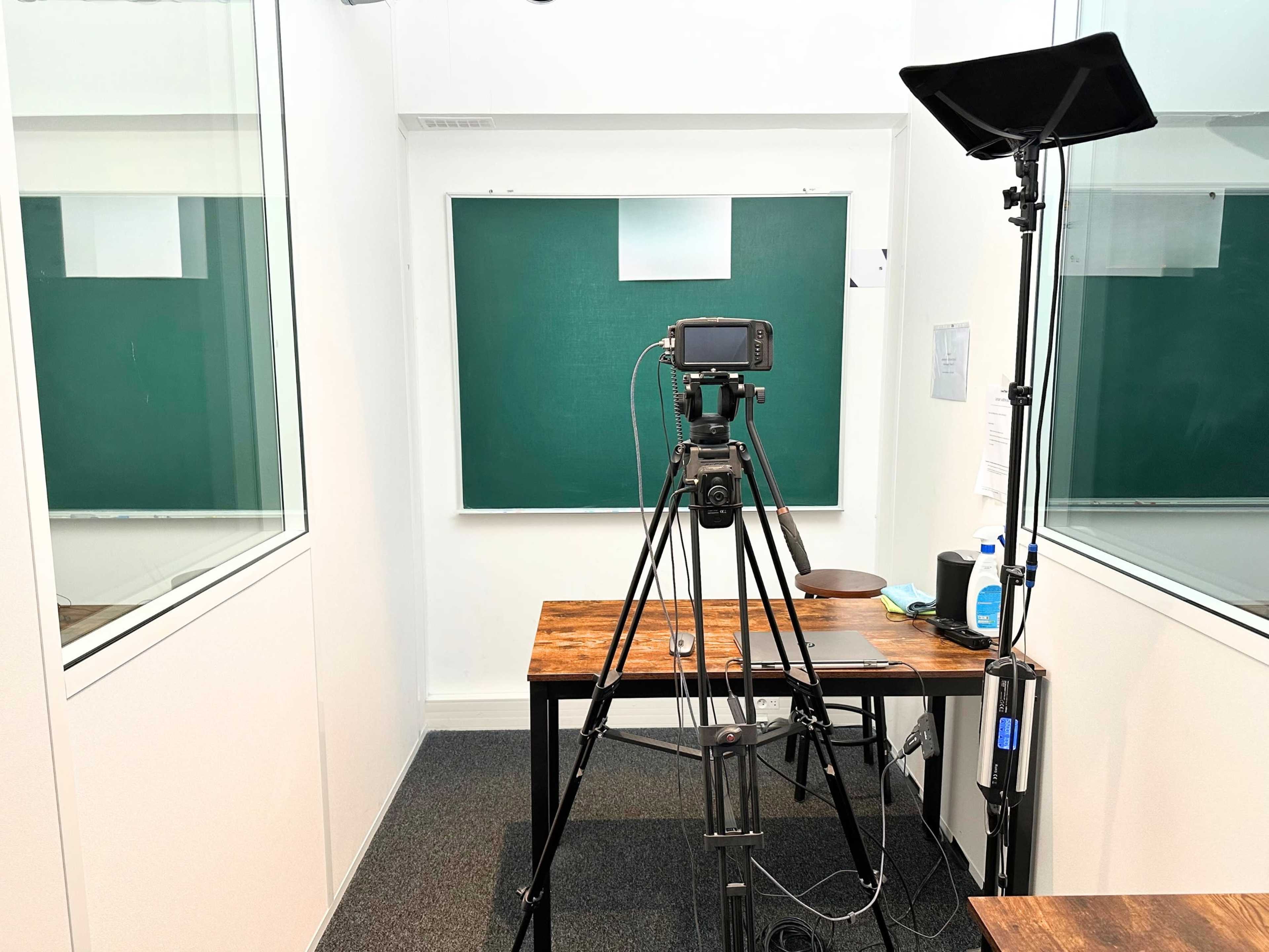 Un studio de quatorze salles séparées entièrement équipées Image in Roquette, Paris, 
