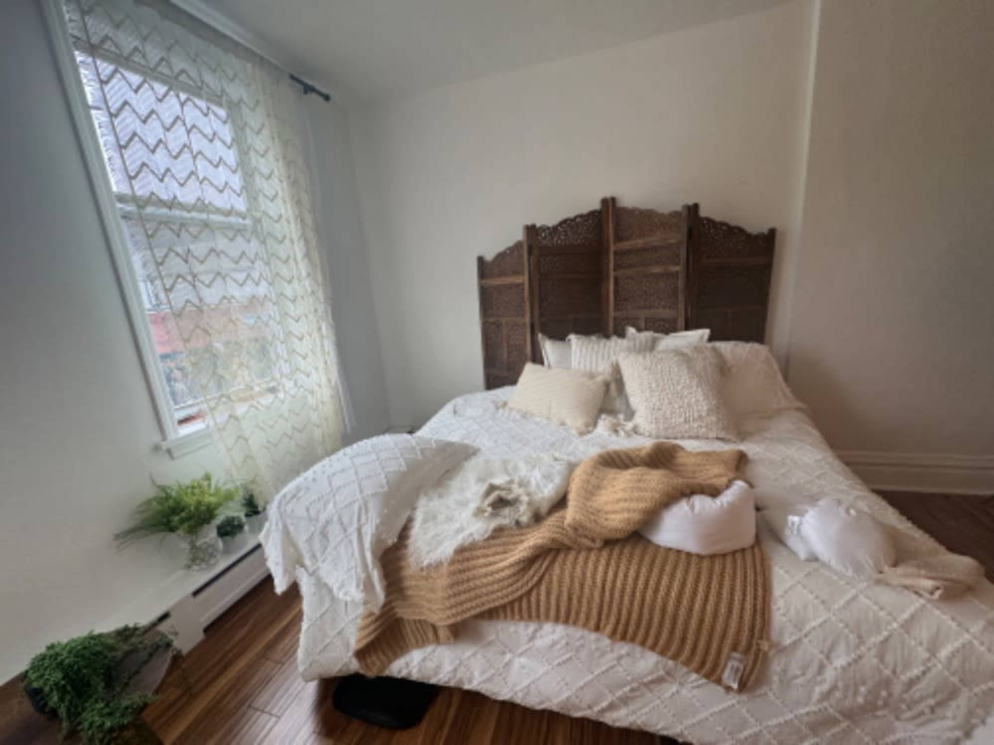 Instant inflation queen bed & linens. 