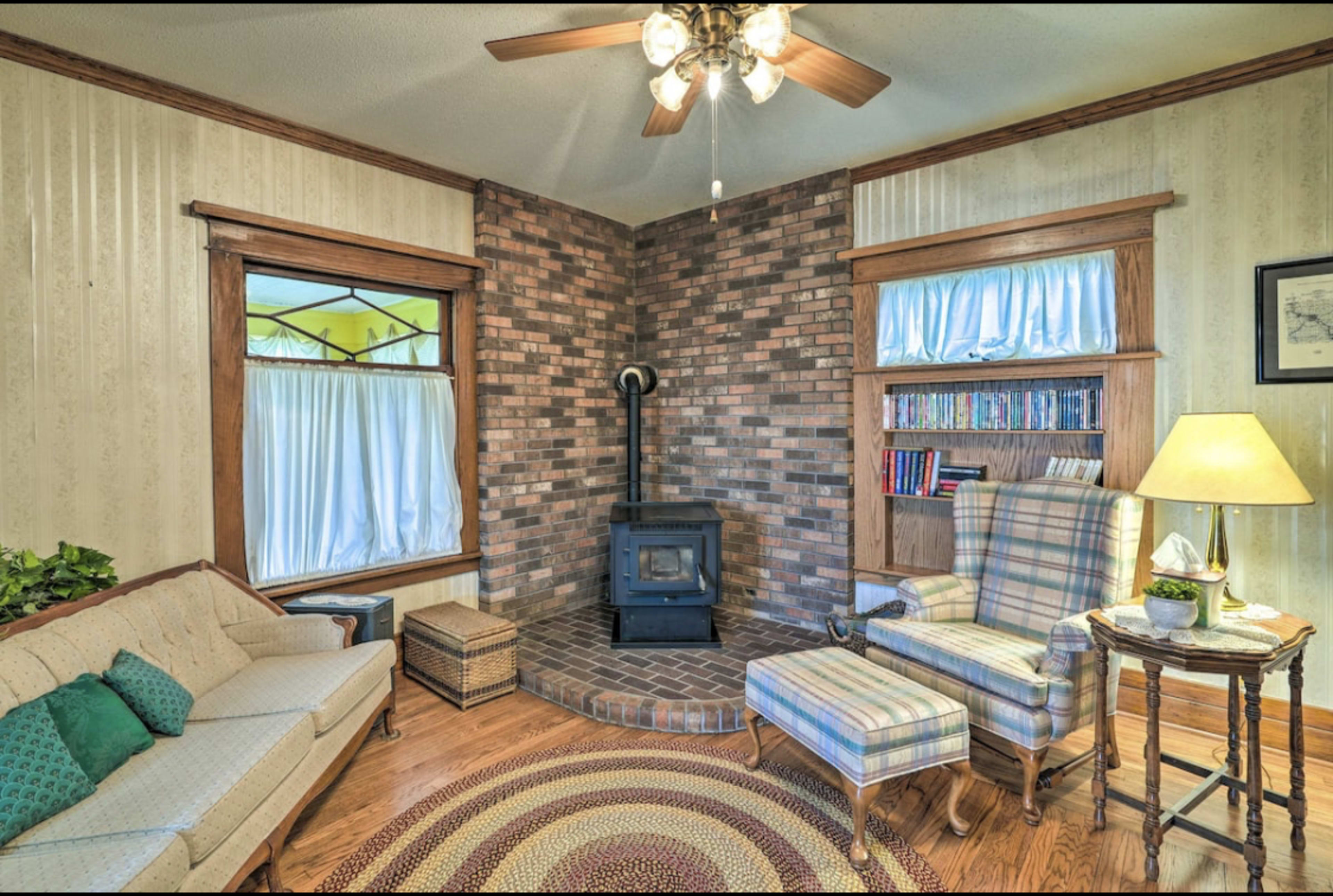 The Orange Haus - The In-Town, Country Retreat Image in Waterloo, Waterloo, IA