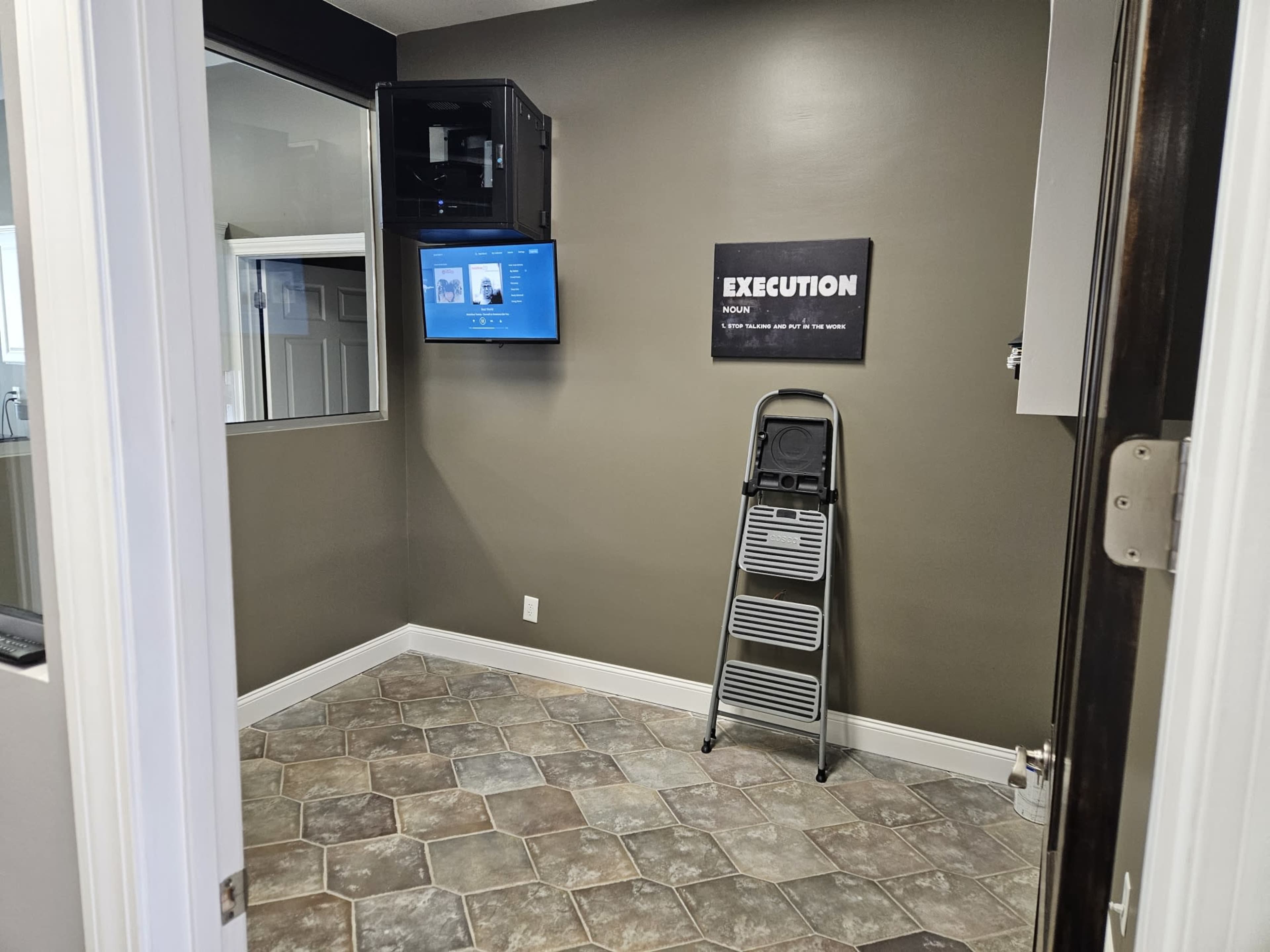 Convenient, Clean, Spacious Office Space- Perfect for Video/Photo Shoots Image in Bentonville, Bentonville, AR
