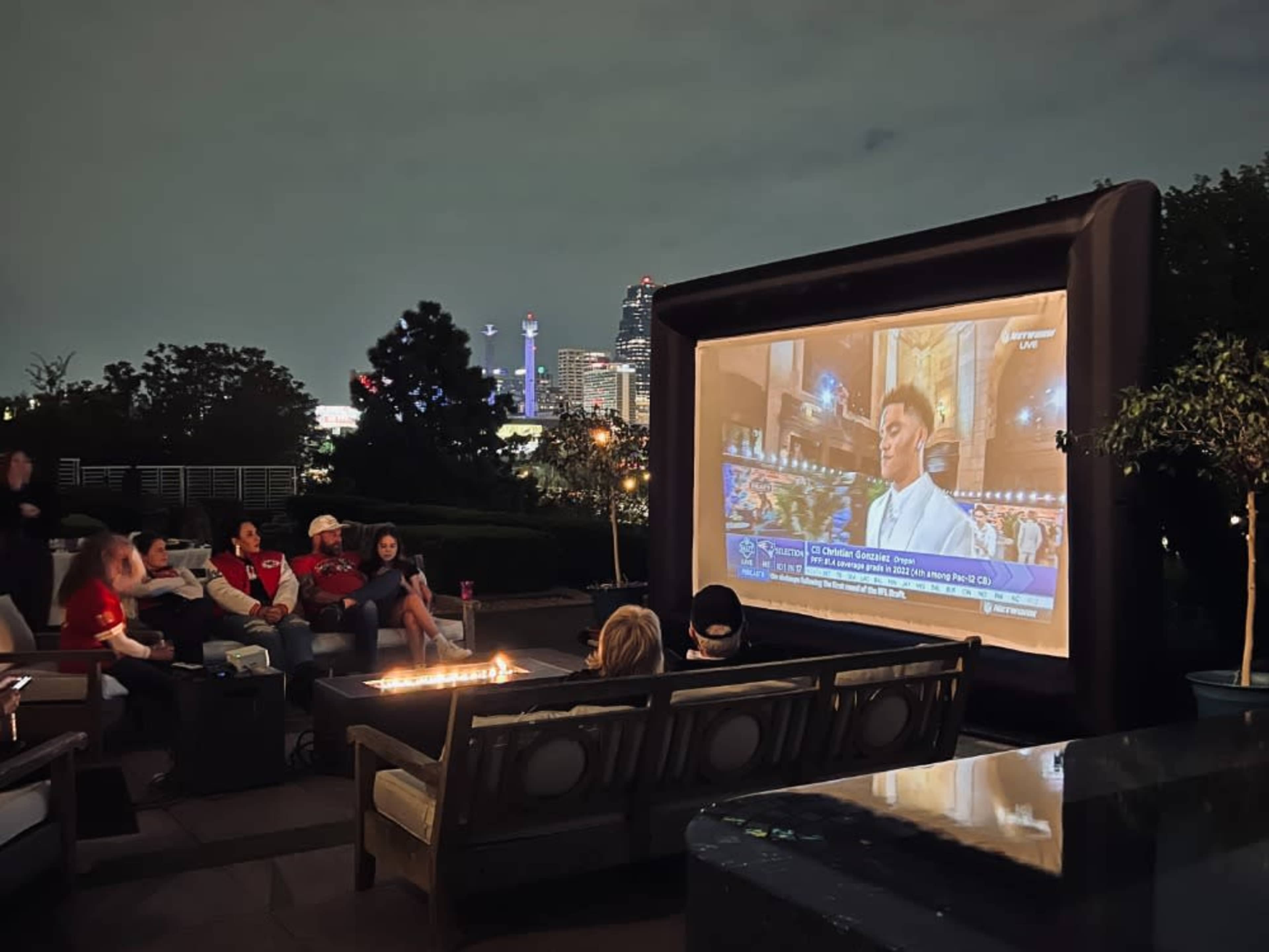Inflatble Outdoor Screen and Projector