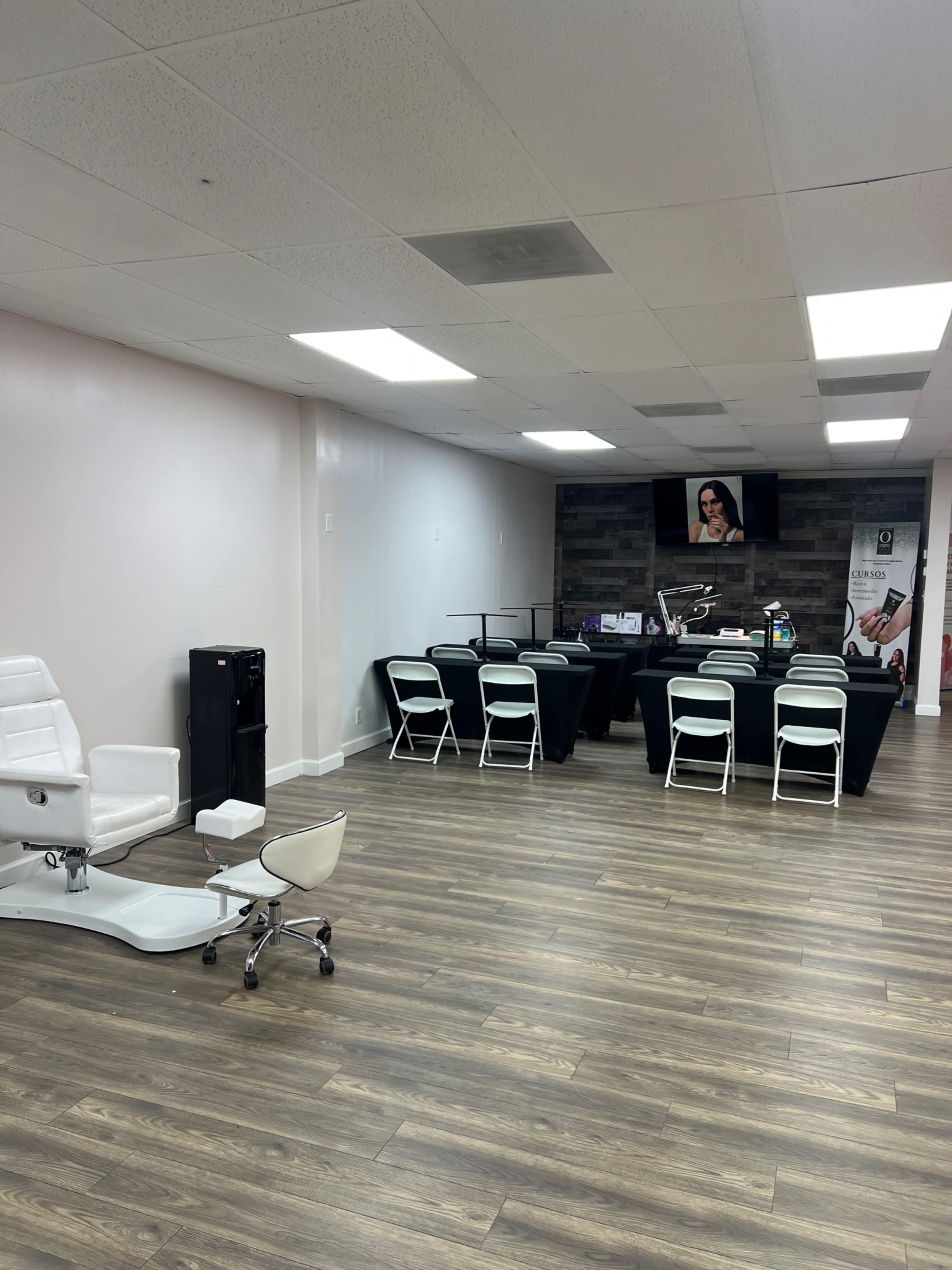 Bright & Versatile Studio on Holcomb Bridge – Ideal for Beauty Workshops Image in Peachtree Corners, norcross, GA