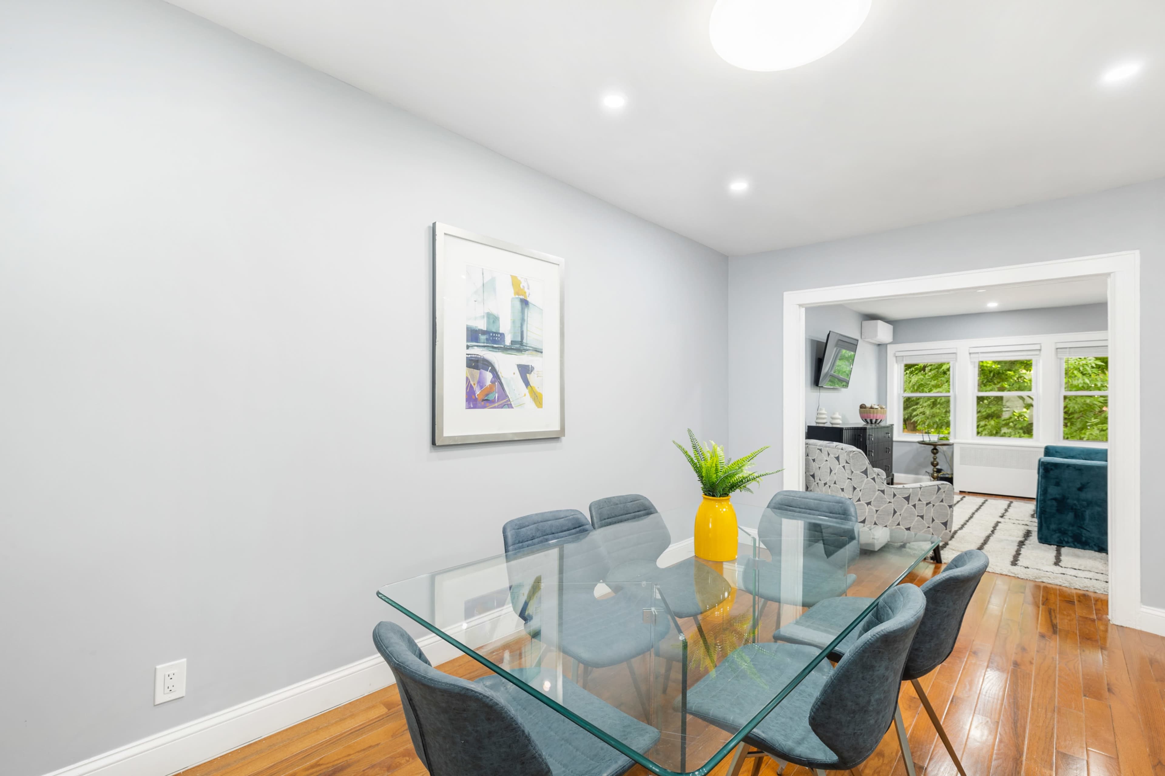 An inviting, spacious venue in Queens—ideal for networking, creative projects, and intimate social gatherings with room to connect and collaborate. Image in East Elmhurst, East Elmhurst, NY