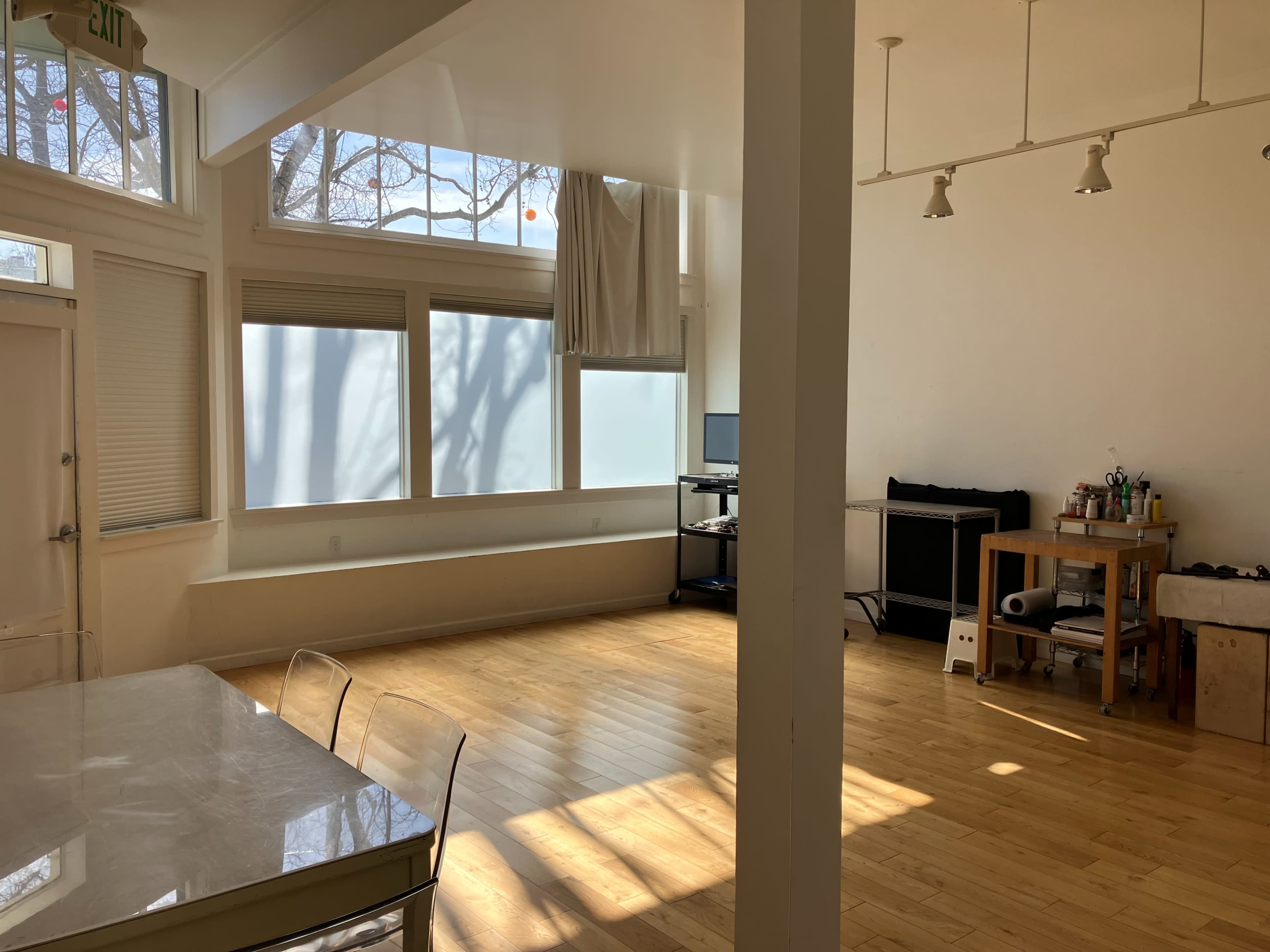 Photography studio with beautiful natural light near shopping and ocean Image in Northwest Berkeley, Berkeley, CA