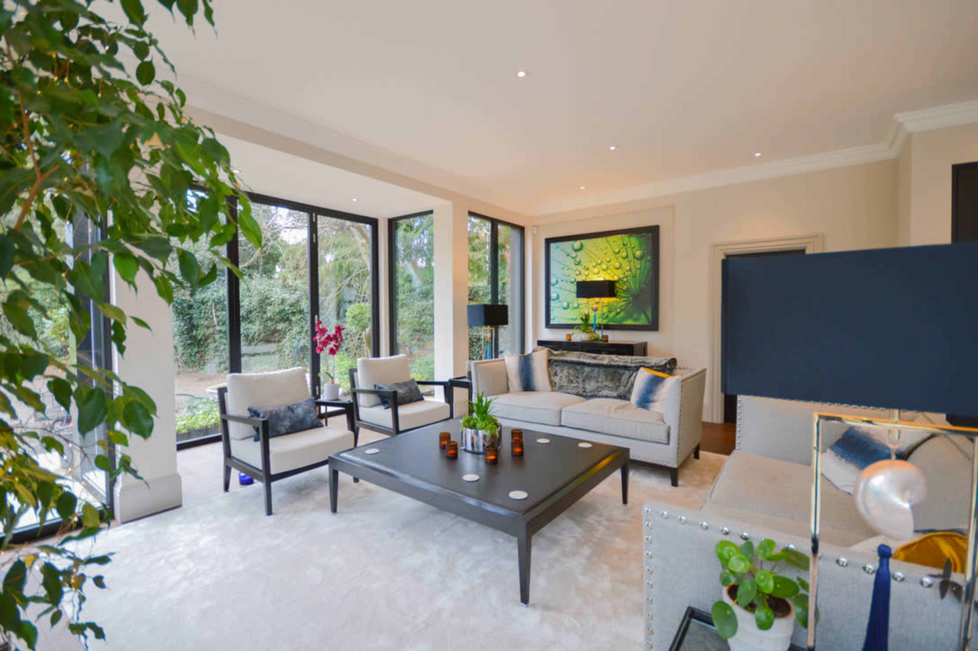 A luxury retreat centre on the River Thames close to Heathrow Airport with yoga studio Image in Wooburn, BOURNE END, ENG