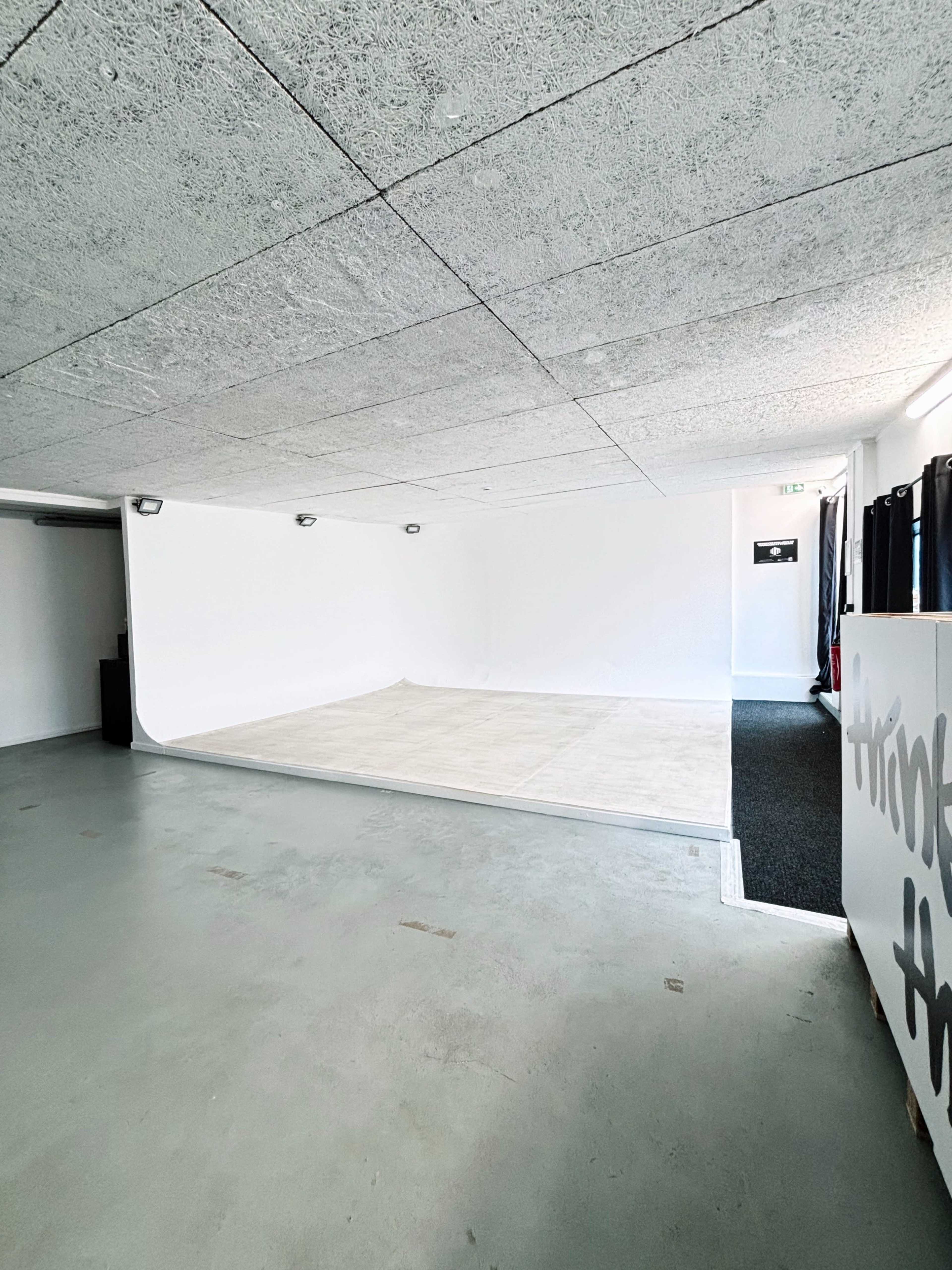 Studio Photo Vidéo Cyclorama attractif aux portes de Paris Image dans , la courneuve, 