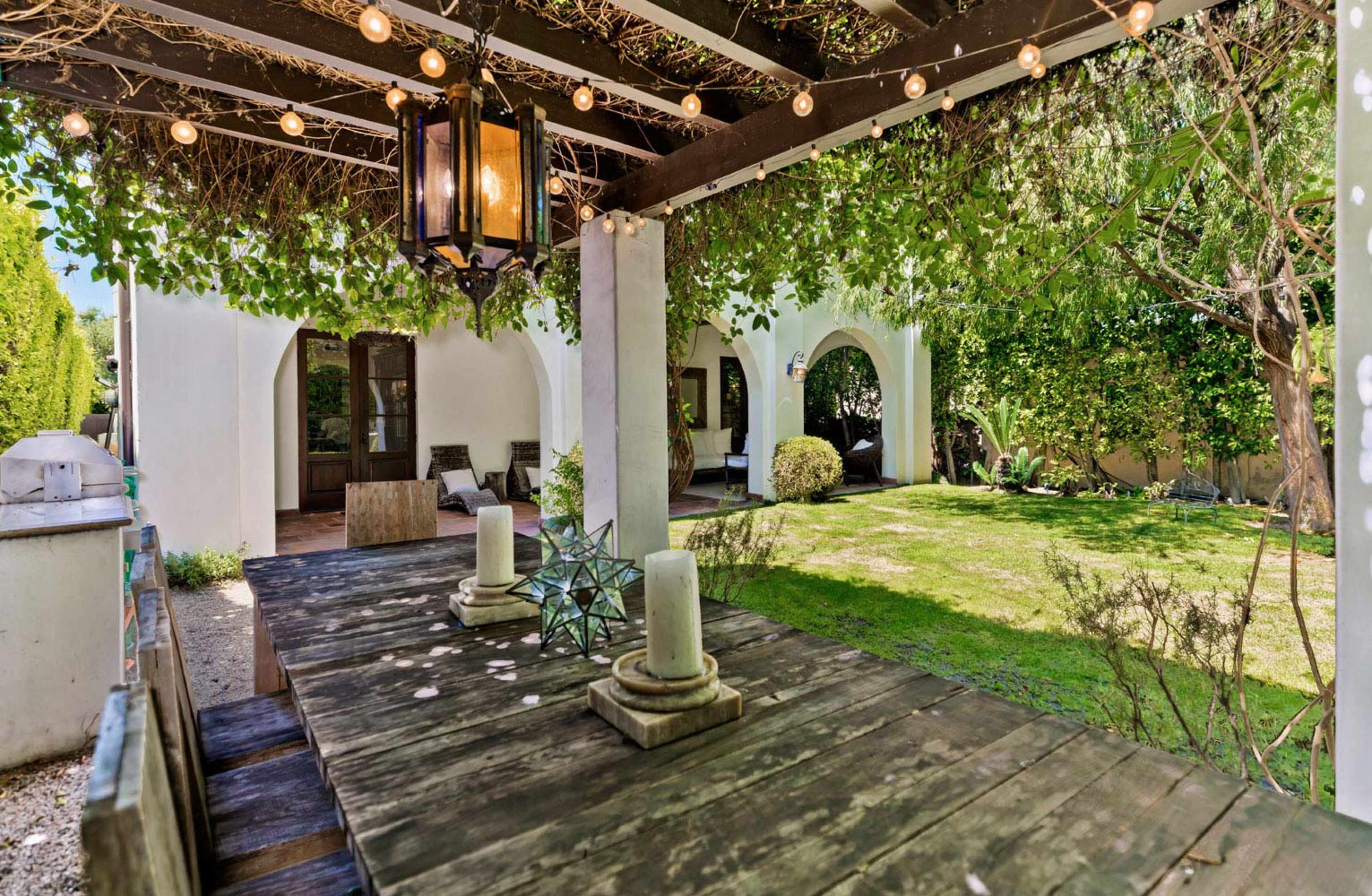 Gorgeous Outdoor Space in the Heart of it All Image in Beverly Grove, Los ANgeles, CA