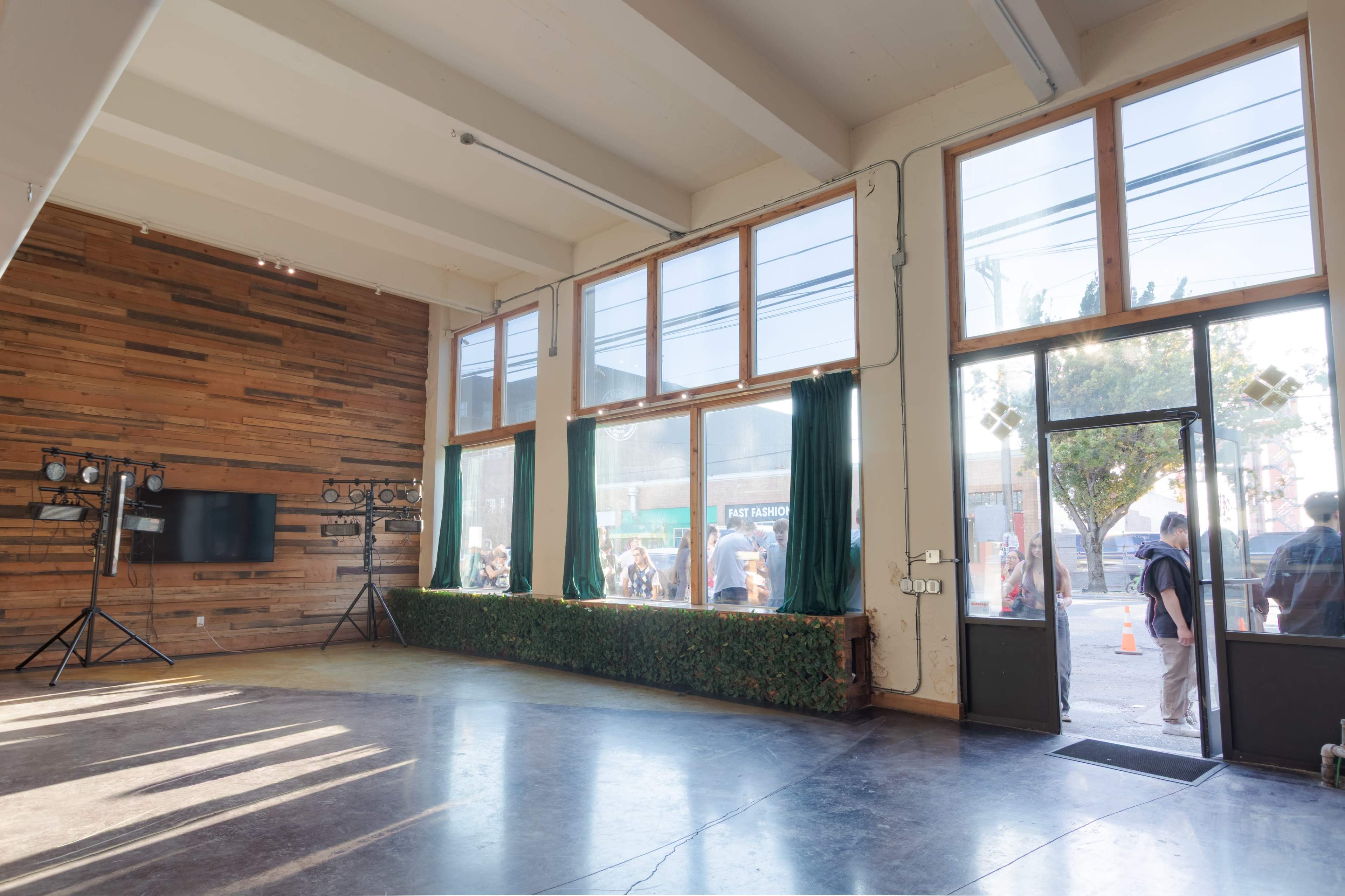 All-Inclusive Modern Industrial Loft with DJ Deck, Sound System, Event ...