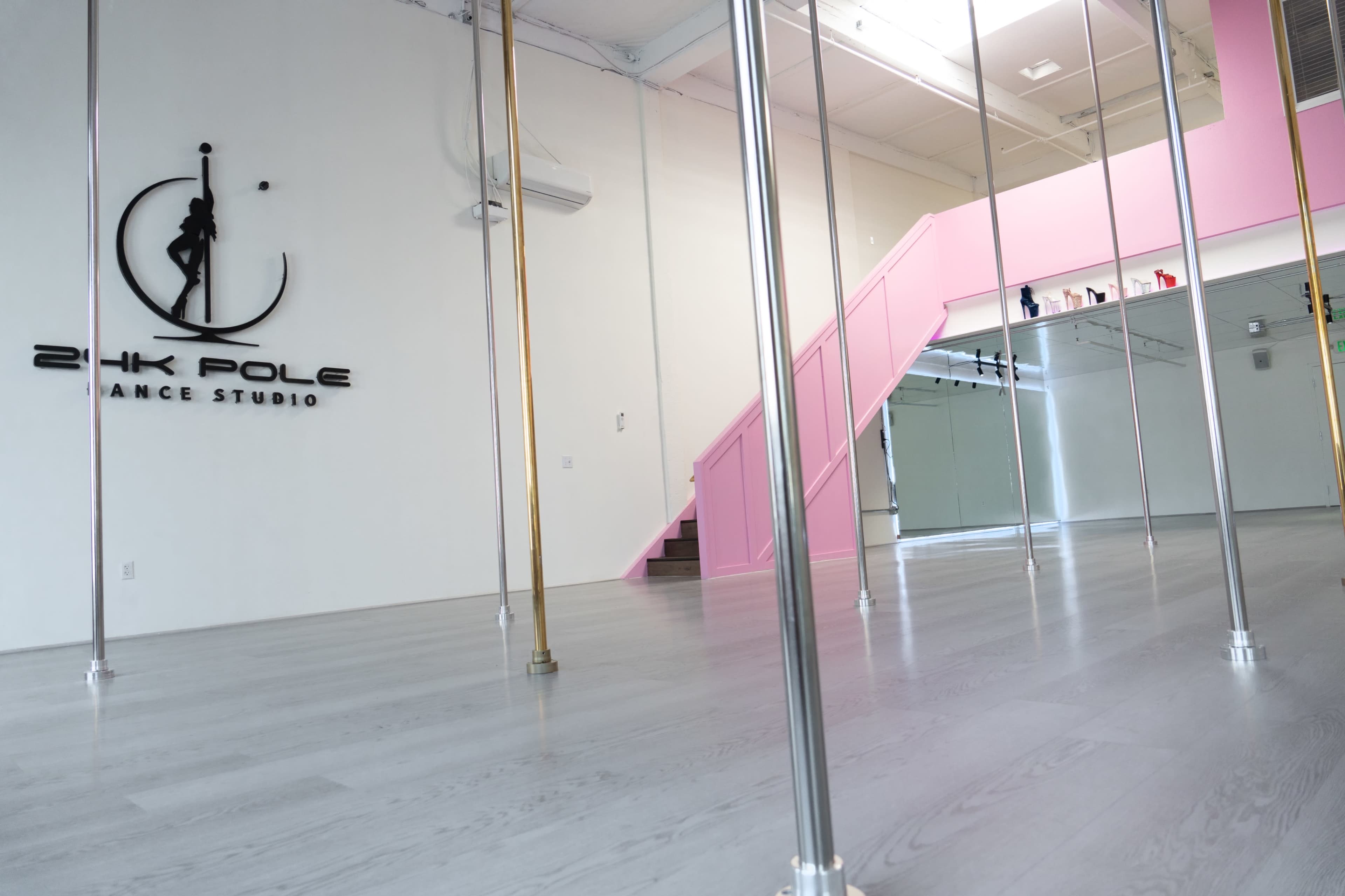 Spacious Urban Dance Studio with 18-Foot Poles & Mirrored Ceiling Image in East Peralta, Oakland, CA