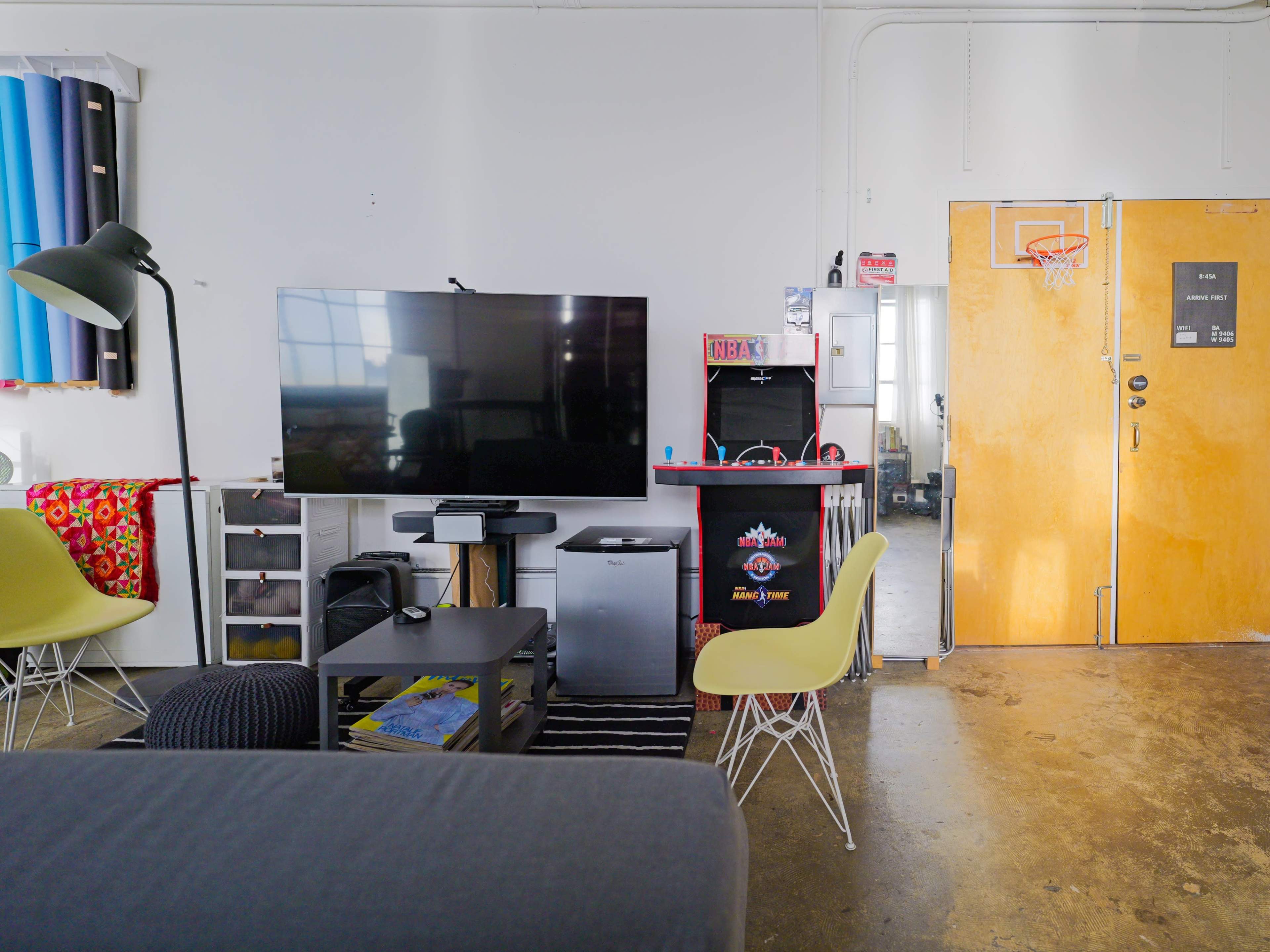 Perfect Studio with Cyc wall, Natural Light & Grip Equipment Image in Bayview, San Francisco, CA